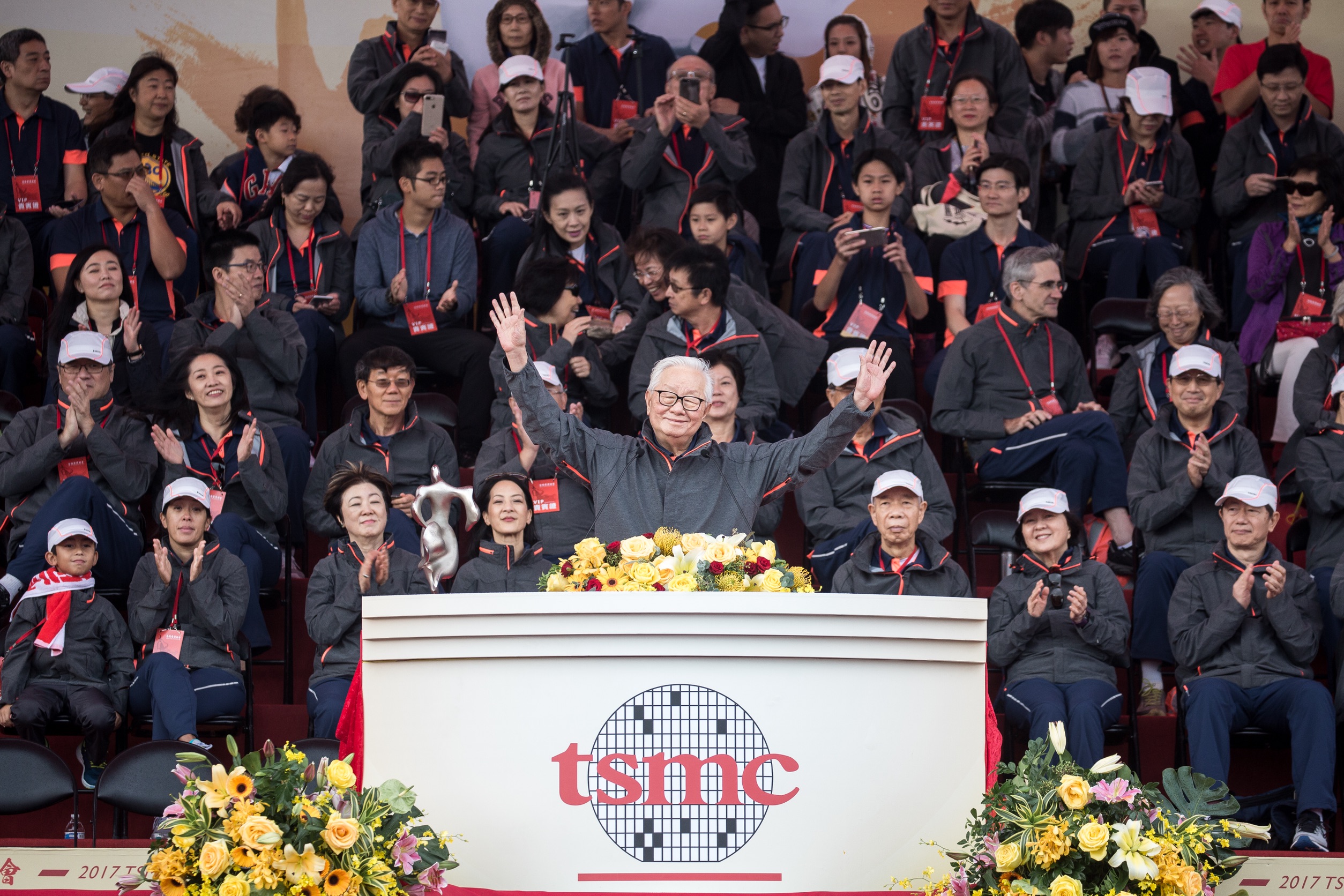 台積電今天早上舉行運動會，董事長張忠謀大方送出4.56億元紅包給員工。