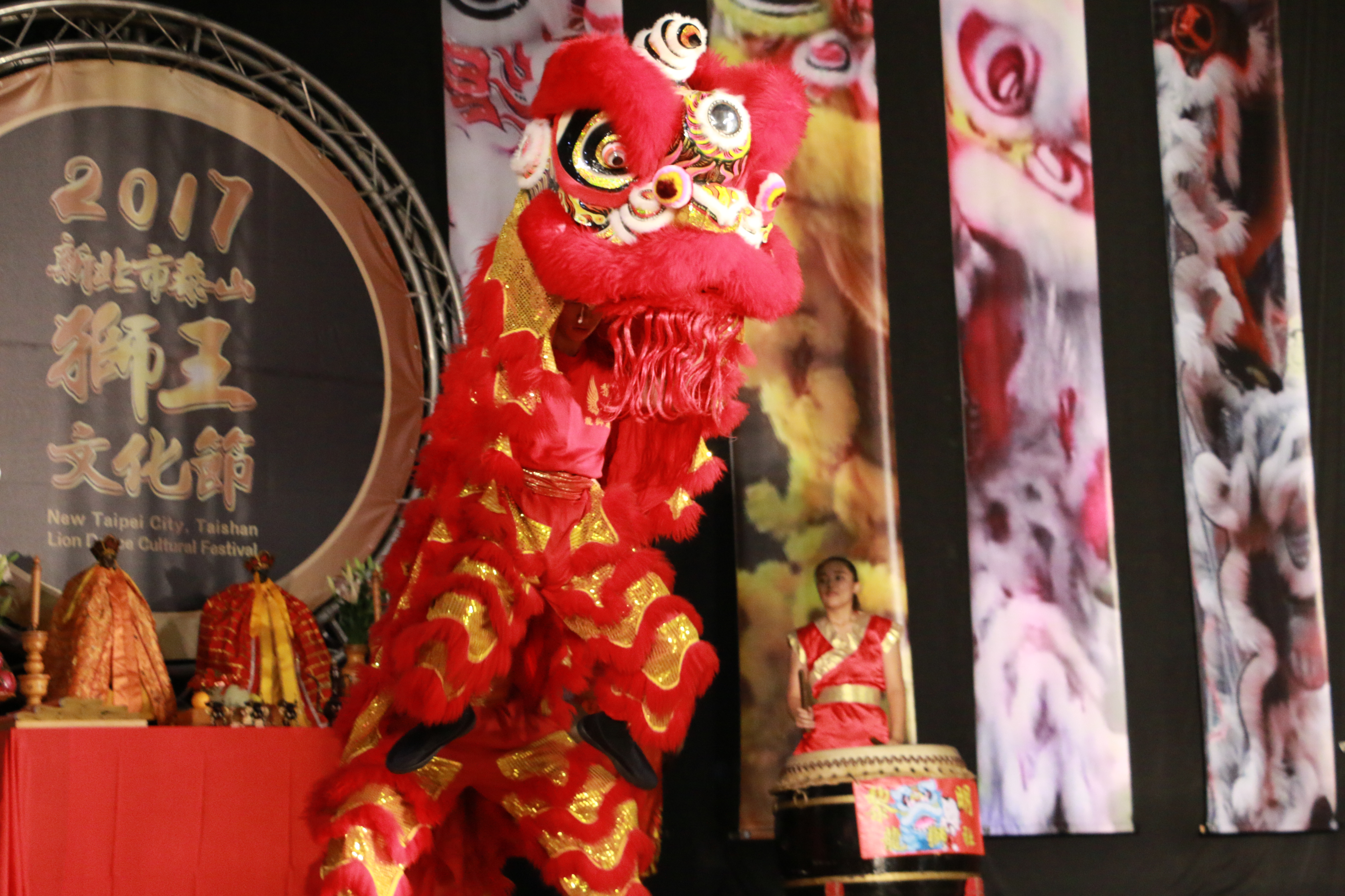 泰山獅王節於今日揭開序幕，重頭戲的跳樁賽吸引8支隊伍來角逐冠軍。（翻攝畫面）