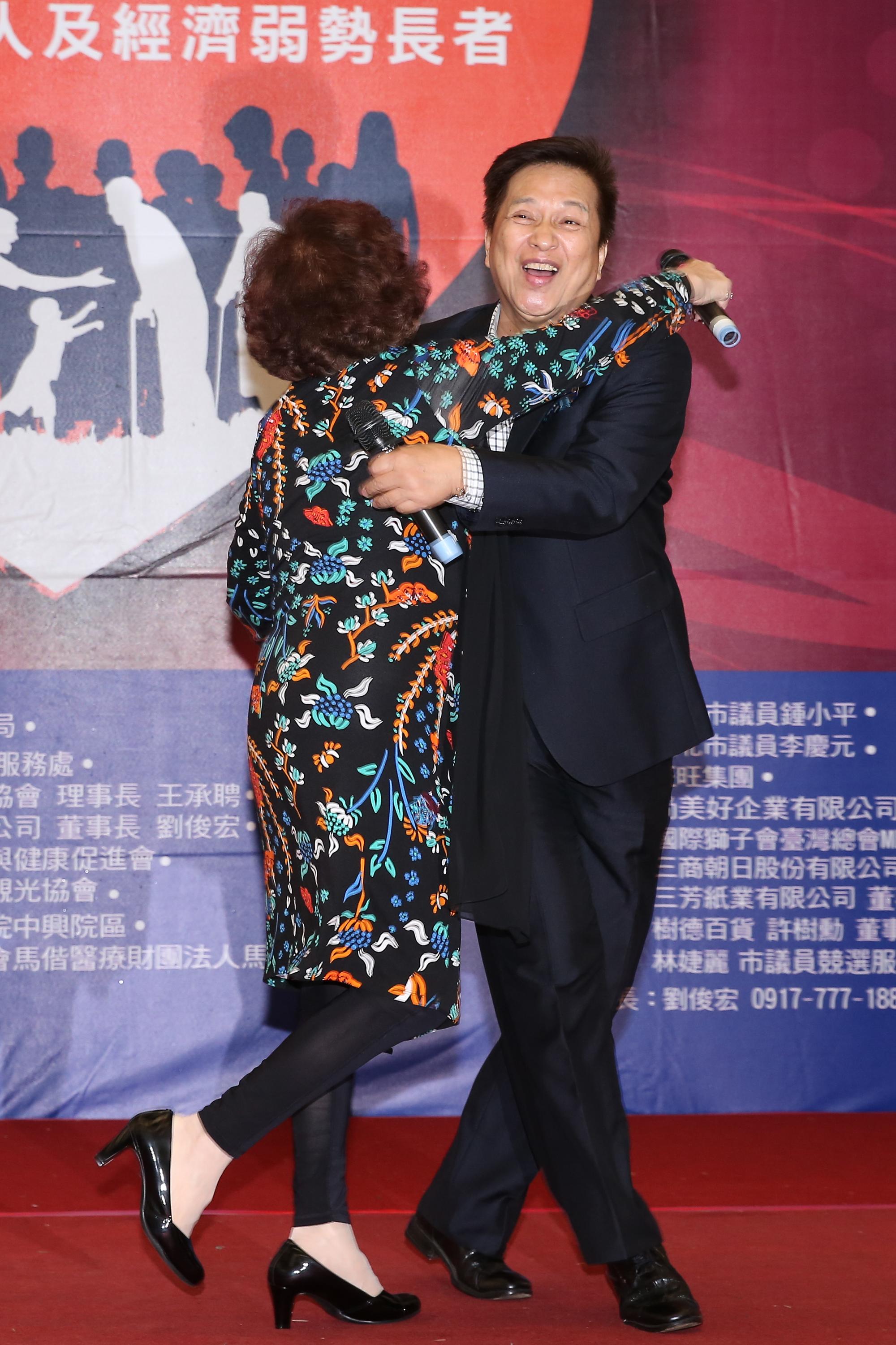 李朝永和阿姑出席活動，手都攬牢牢。