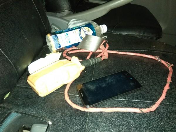 山老鼠預警盤查，來不及帶走手機，棄車逃逸。（警方提供）   