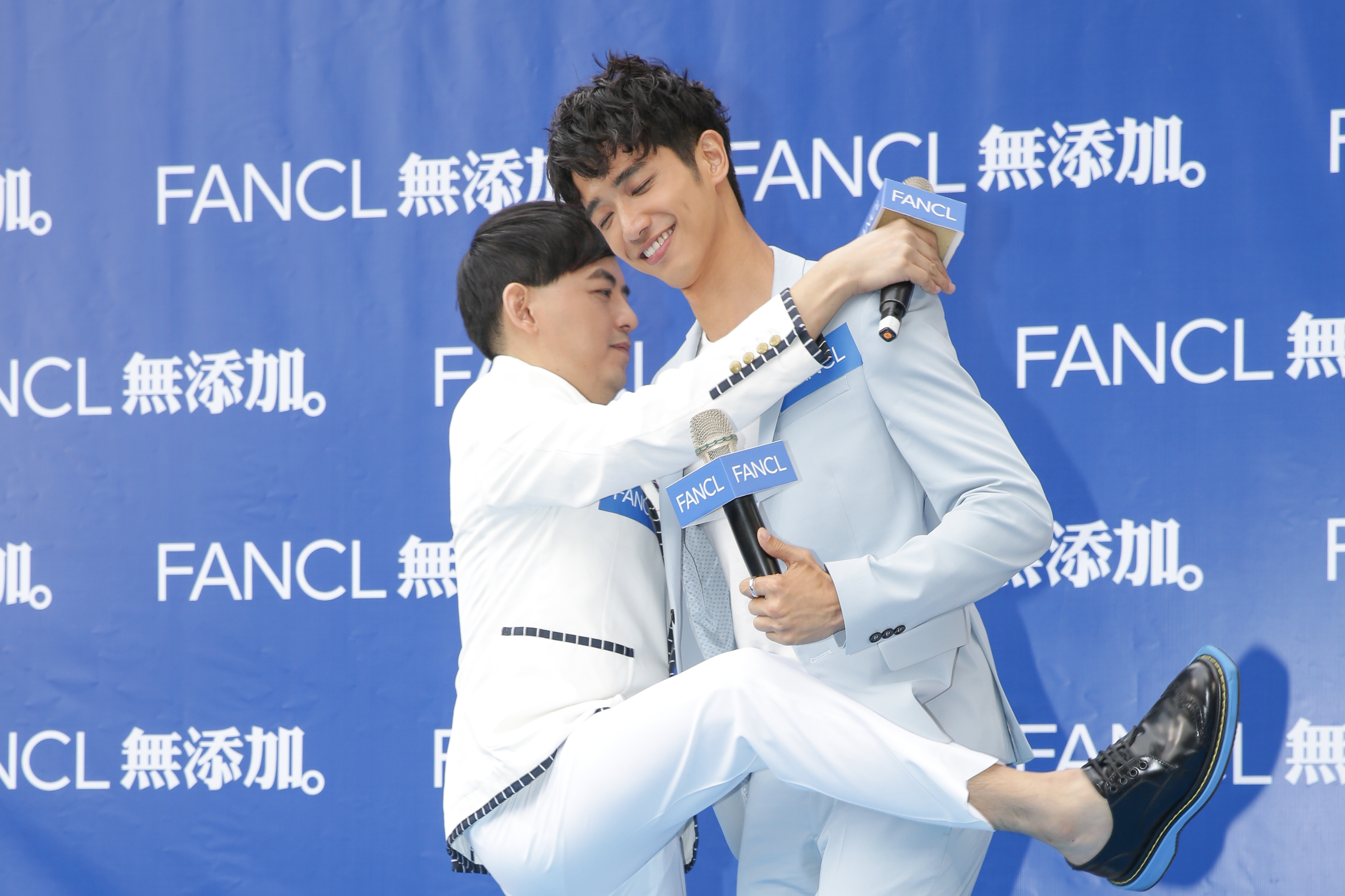 劉以豪與黃子佼互動搞笑，黃子佼作勢要騎上劉以豪、四肢交纏，洋溢一陣腐味。