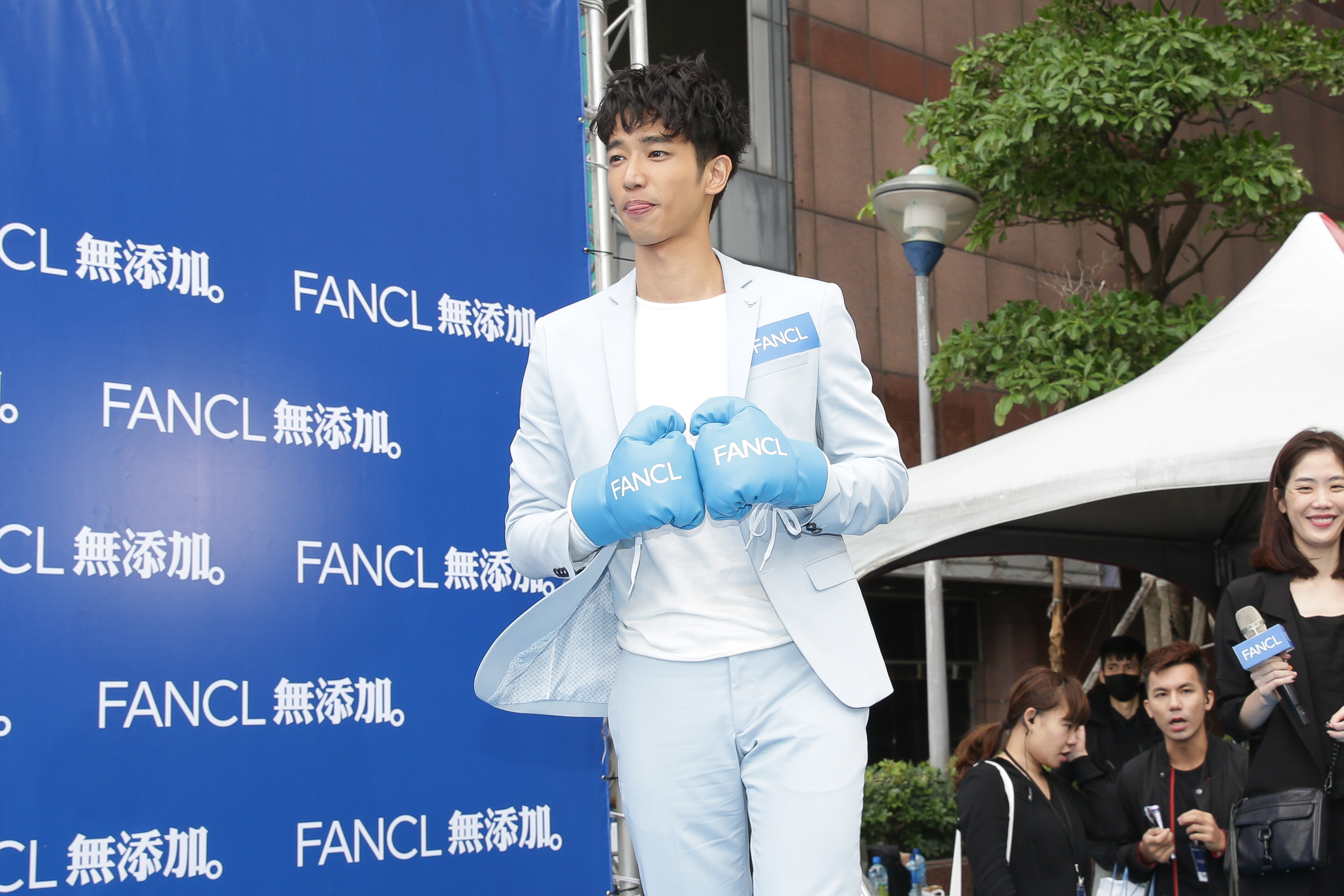 號稱「暖男」、「國民男友」的劉以豪除了招牌微笑，還不時吐舌賣萌，果然深諳如何取悅迷妹。