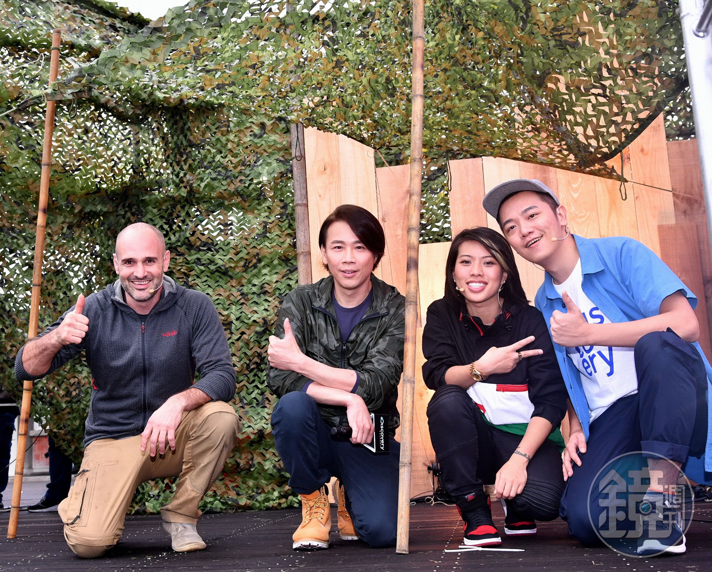 陶喆（左二）、Miss Ko（右二）、Soac（右一）三打一與艾德PK搭營，結果艾德5分鐘就搭好，大勝三人組。（種子音樂提供）