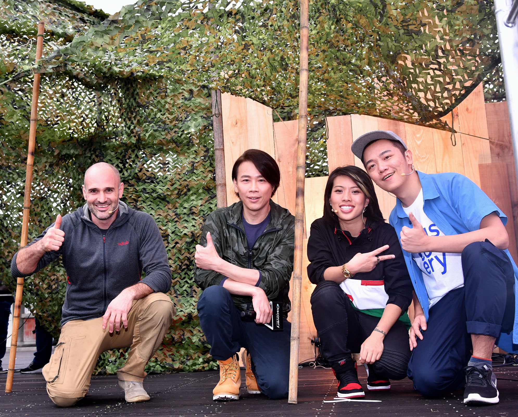 陶喆（左二）、Miss Ko（右二）、Soac（右一）三打一與艾德PK搭營，結果艾德5分鐘就搭好，大勝三人組。（種子音樂提供）