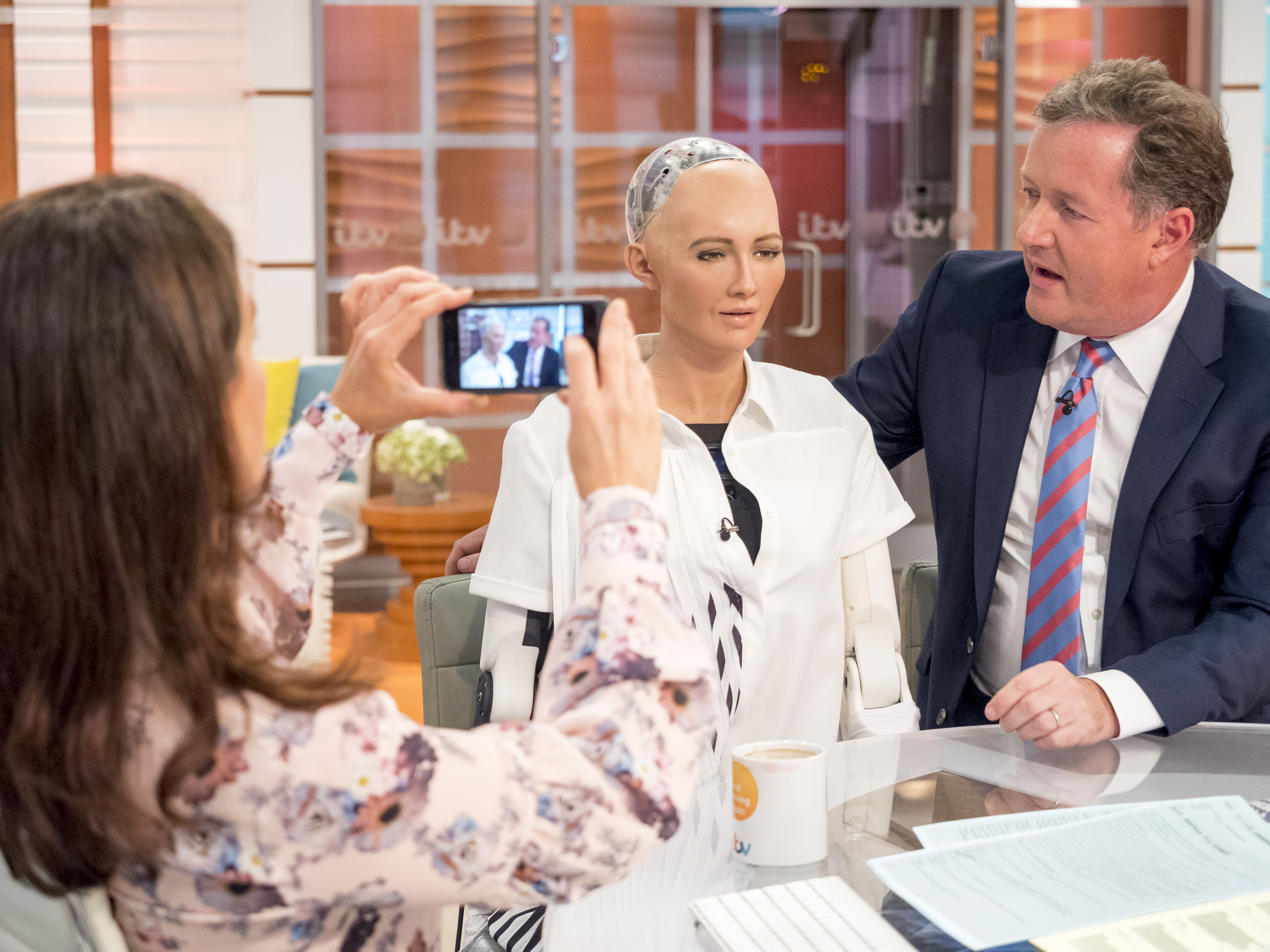 蘇菲亞機器人上電視節目接受主持人訪問。（東方IC）