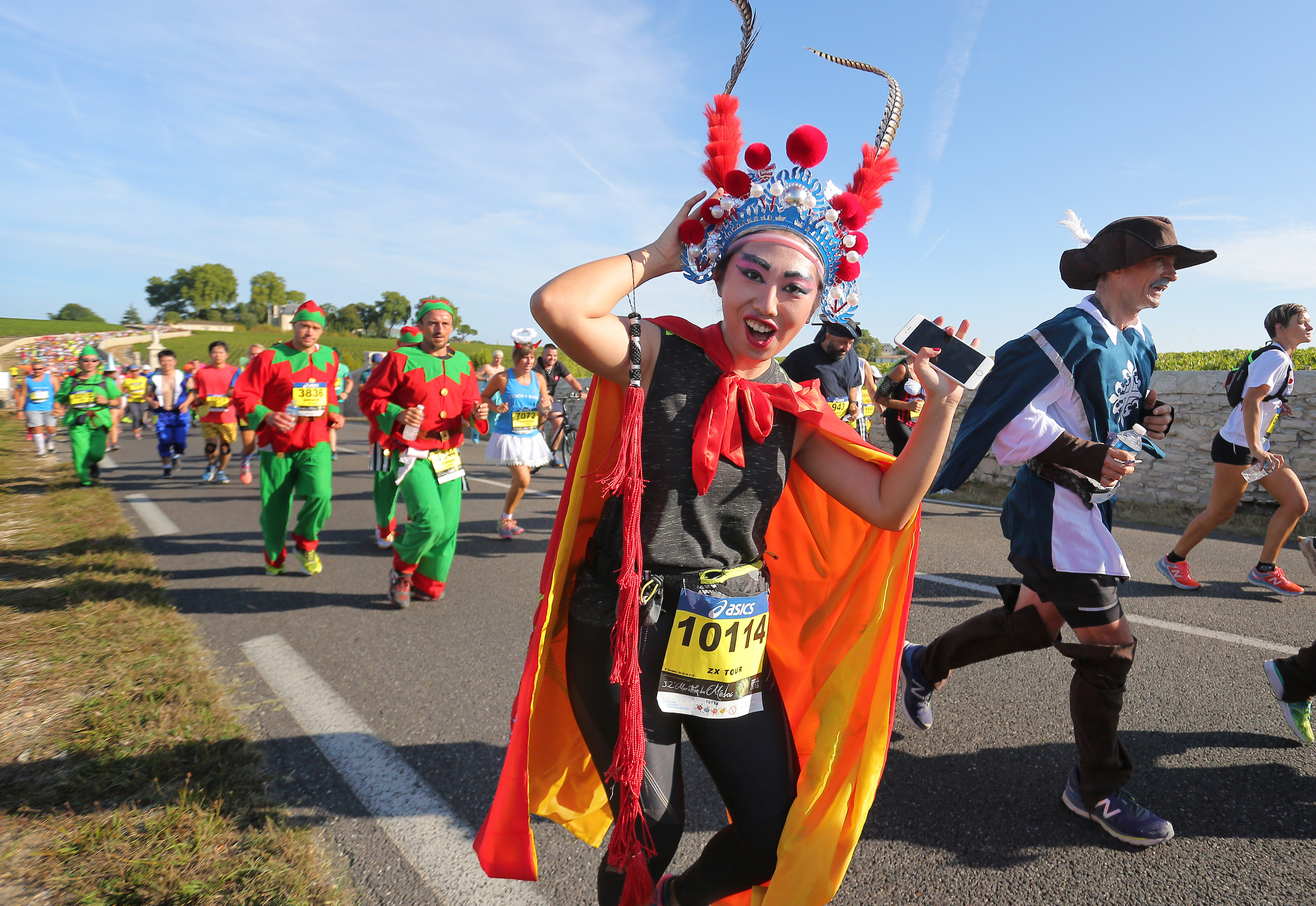 邊跑邊玩的變裝馬拉松，是長跑運動普及化後的衍生現象。（東方IC）