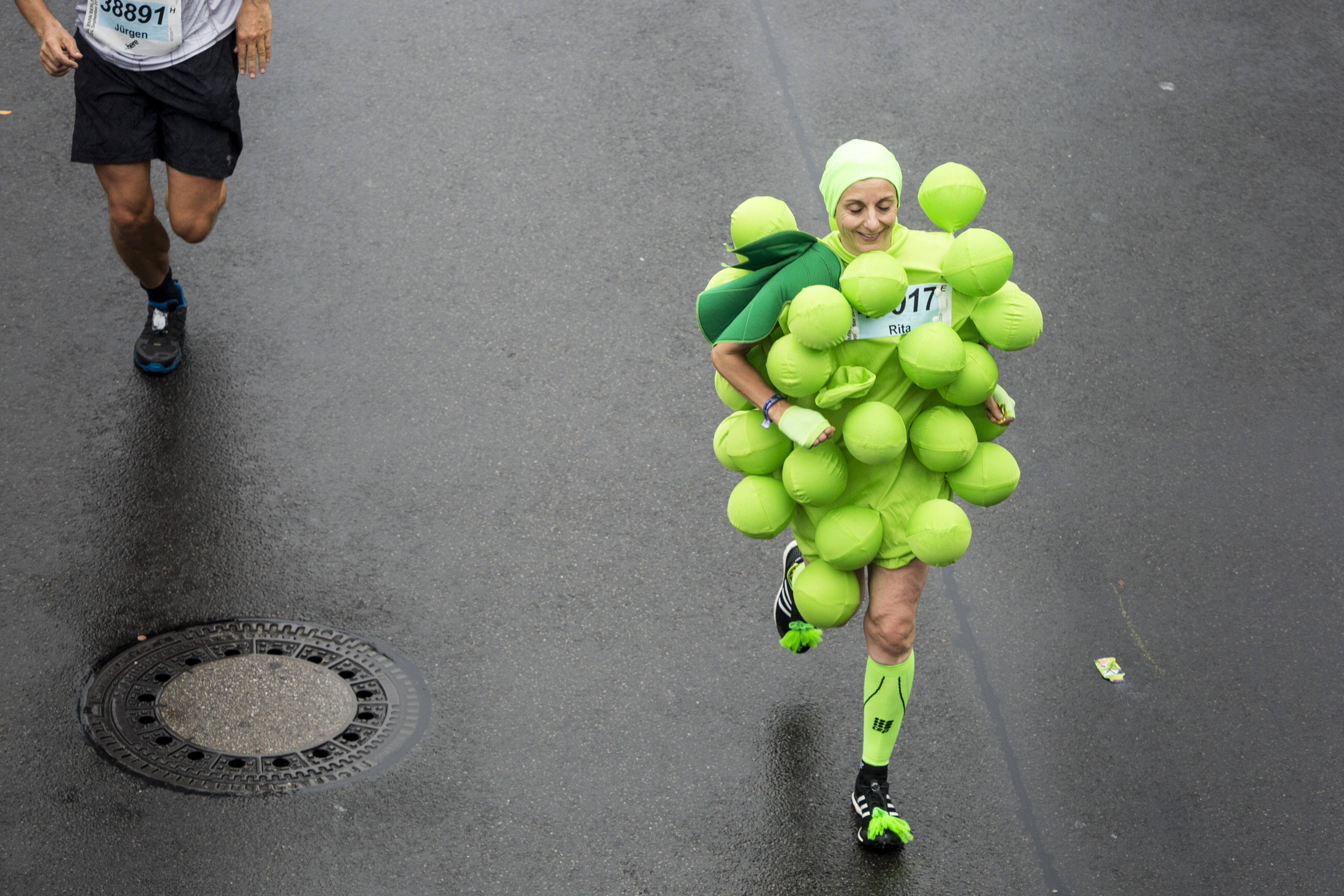 變裝參加長跑，要注意慎選材質，確保舒適透氣。（東方IC）