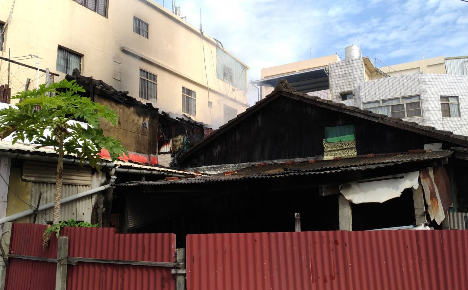 后里這棟平房起火後迅速燃燒，陳姓男子葬身火窟。（消防局提供）