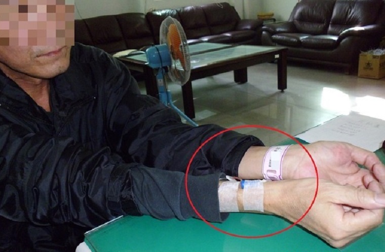 楊姓男子被捕時手腕還掛著醫院的點滴軟針與病患資料手環。（警方提供）