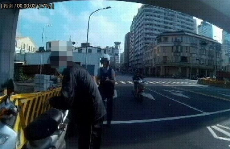 住院的楊姓男子紅燈右轉被攔查,被發現是酒駕。(警方提供)