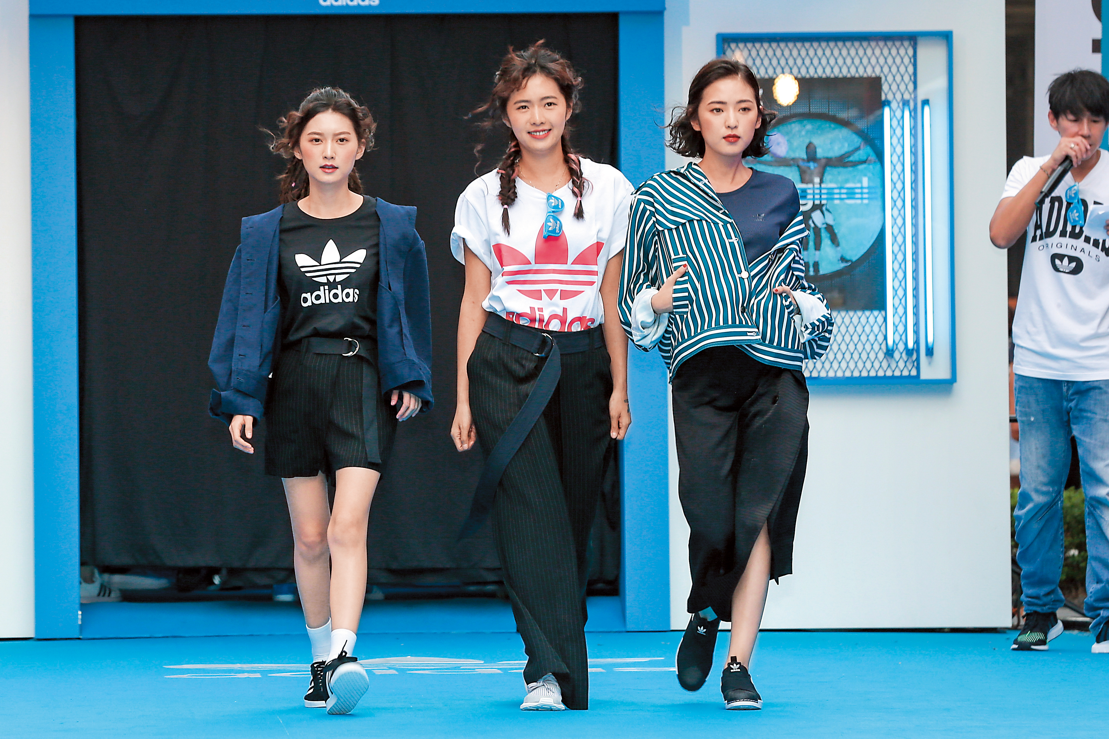 Adidas不僅在行銷上很潮，生產技術也是如此，近期鞋面大量採用機械編織技術的鞋款即大受歡迎，連帶股價表現也亮麗。