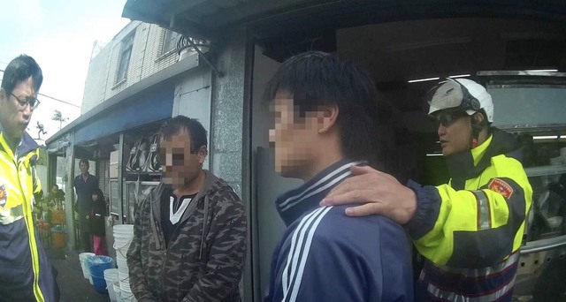 二名毒蟲闖紅燈被查獲持有毒品，還求情不要開紅單。（警方提供）