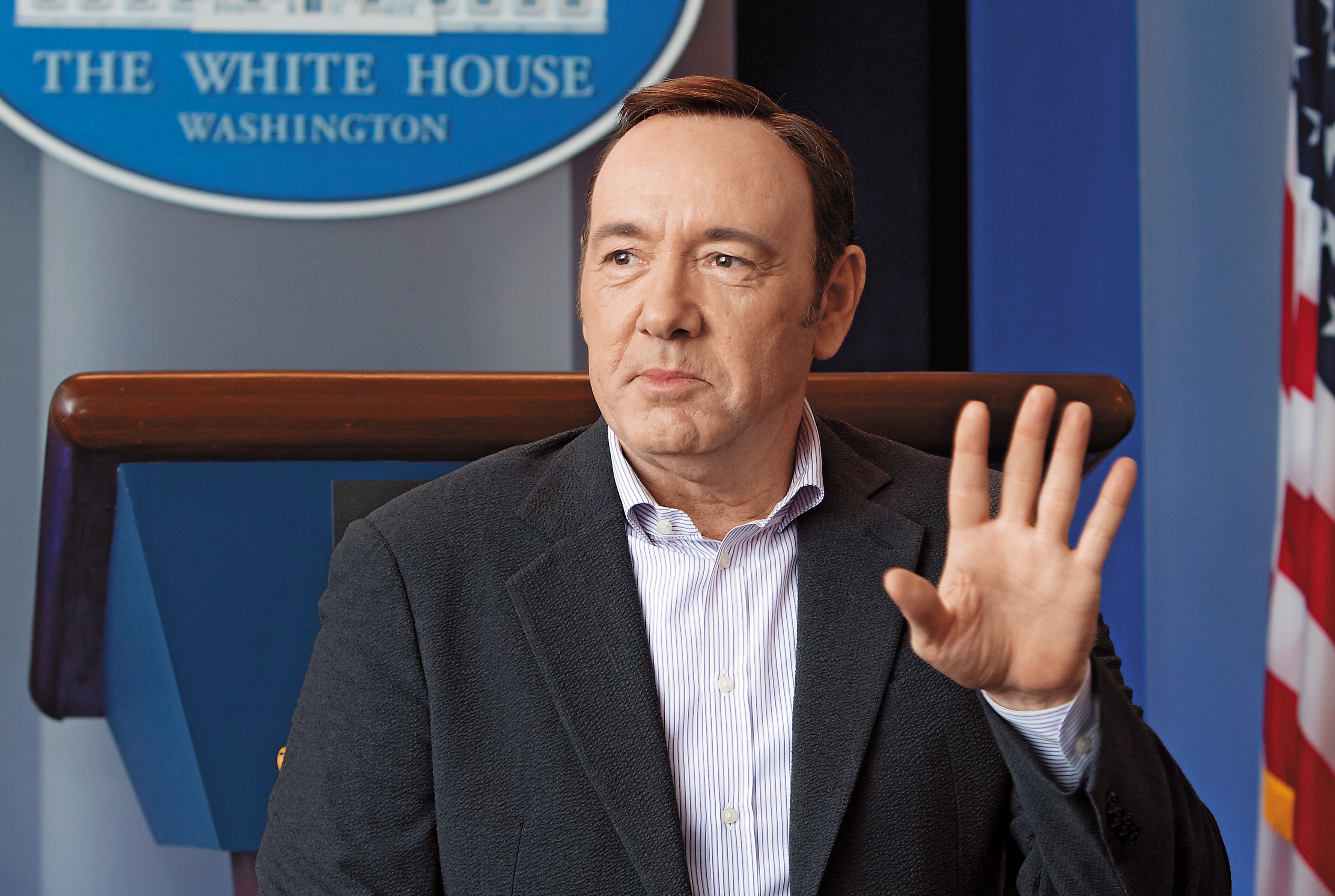 凱文史貝西在《紙牌屋》無惡不作，終於坐上了白宮寶座。但在現實生活中，這位累積奧斯卡、東尼獎、艾美獎等獎座的實力派演員，卻無法洗刷性侵未成年人士的污名，讓公關、經紀公司決定棄他而去。（東方IC）