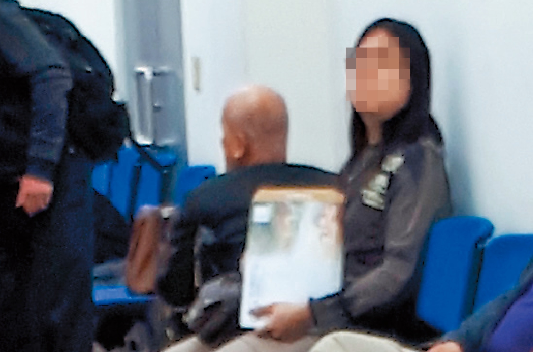 今年32歲的薛男留著一頭長髮，他擁有資訊碩士學歷，是電腦專家。