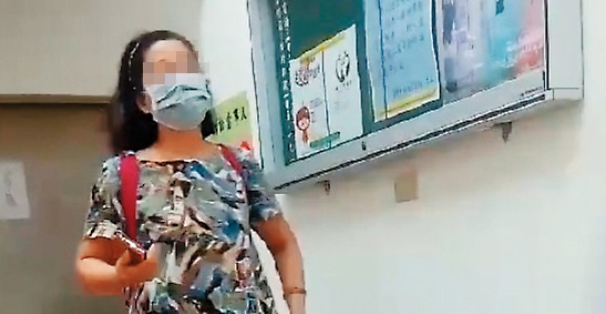 薛男的母親日前特別陪兒子北上出庭。