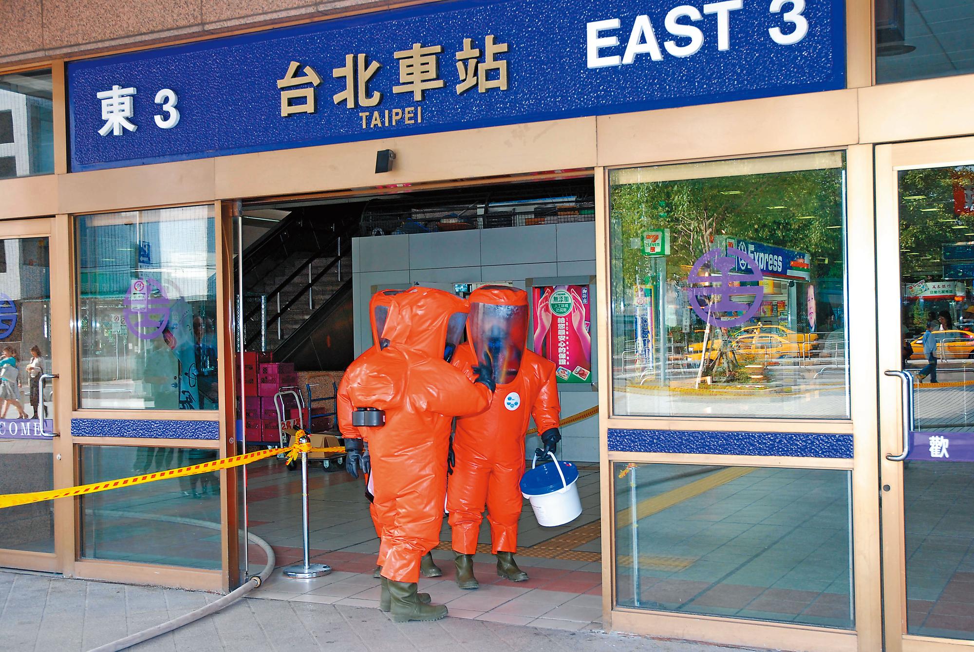 國防部與疾病管制局模擬因應台北火車站遭到生物恐怖攻擊。(讀者提供)