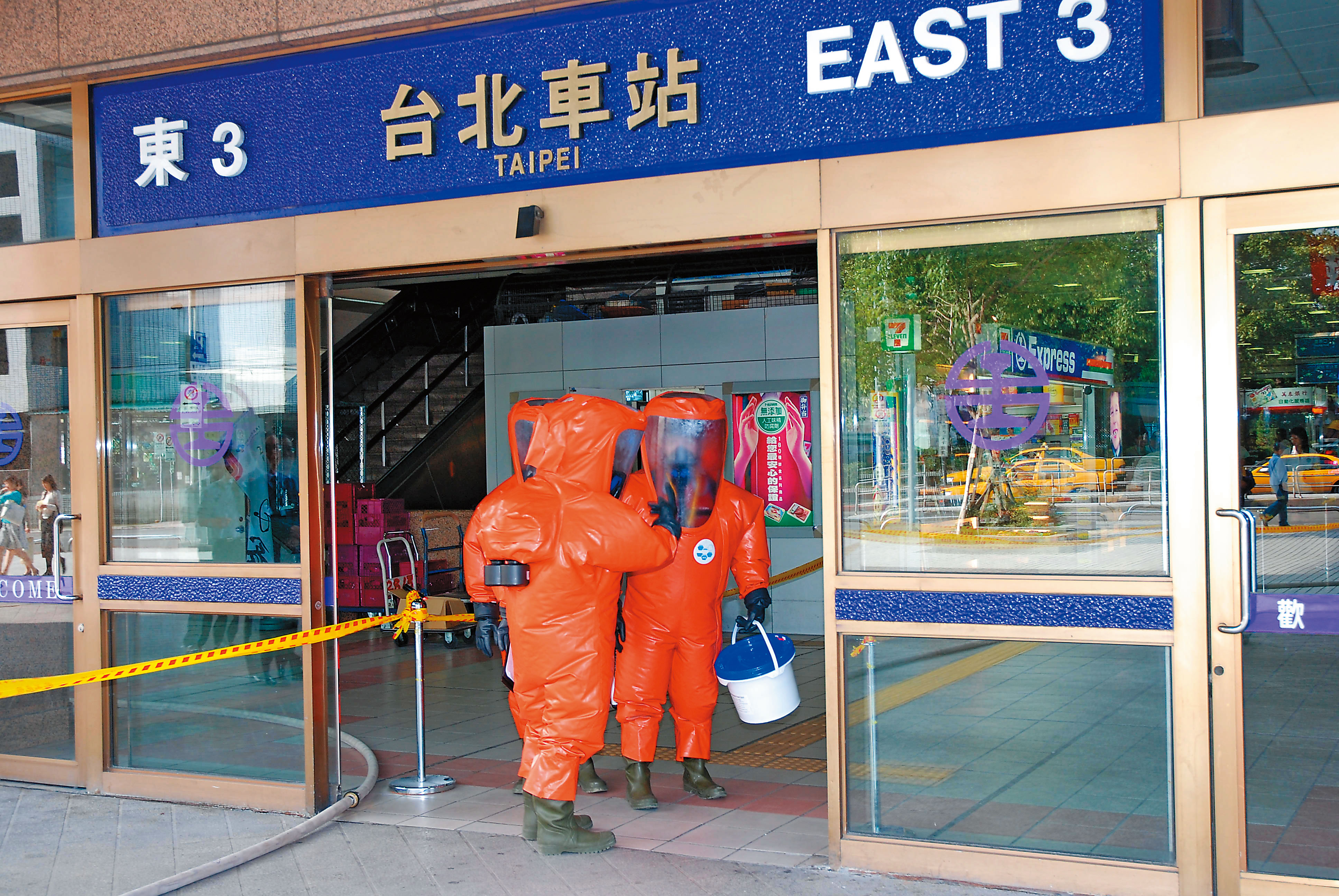 國防部與疾病管制局模擬因應台北火車站遭到生物恐怖攻擊。（讀者提供）