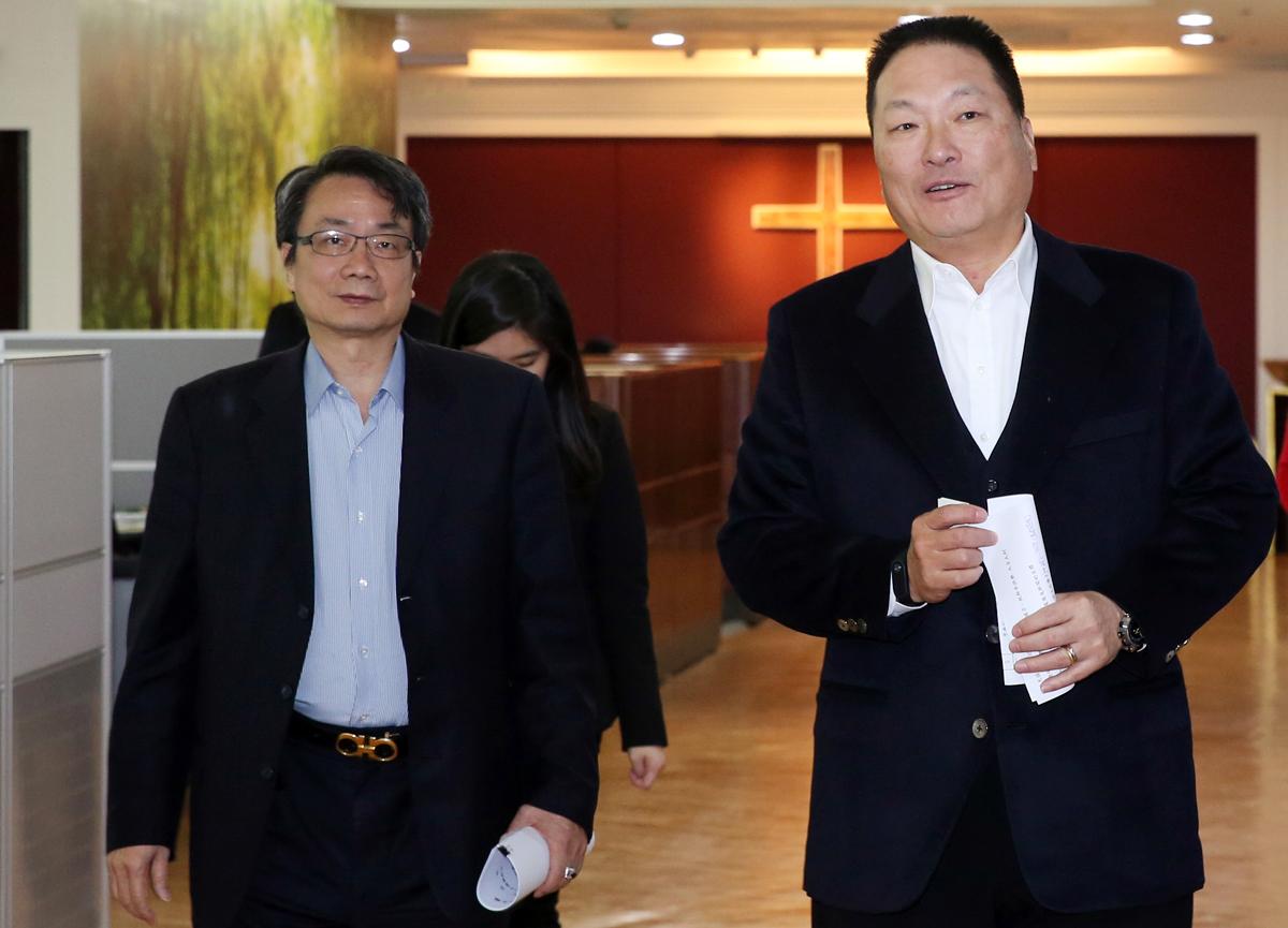 張高祥找好友林文淵擔任說客，成功說服王令麟（右），使東森交易案終順利簽約。
