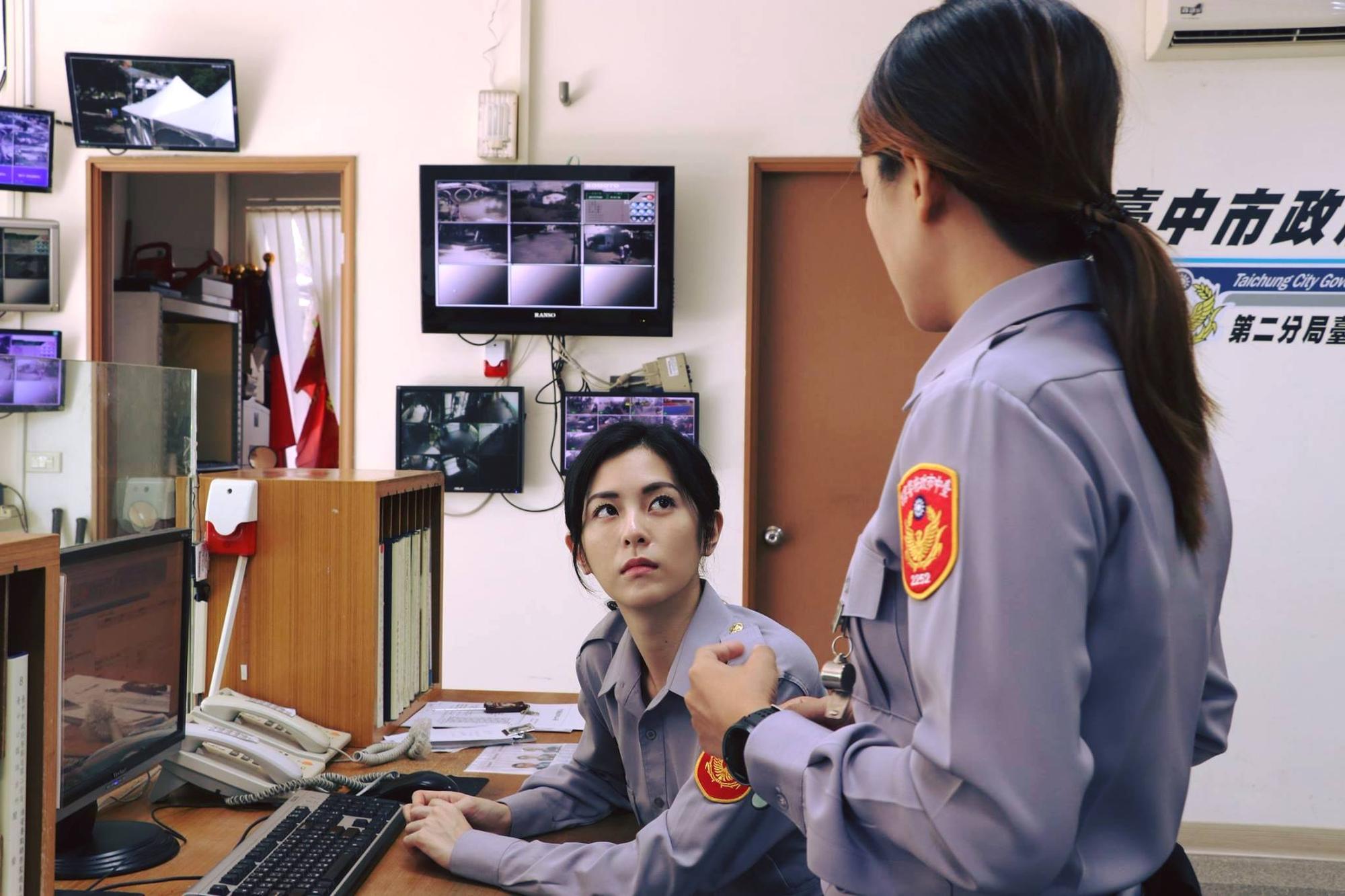 任容萱在新戲《驚夢49天》中飾演女警，到警局實習擔任一日女警。（原創娛樂）