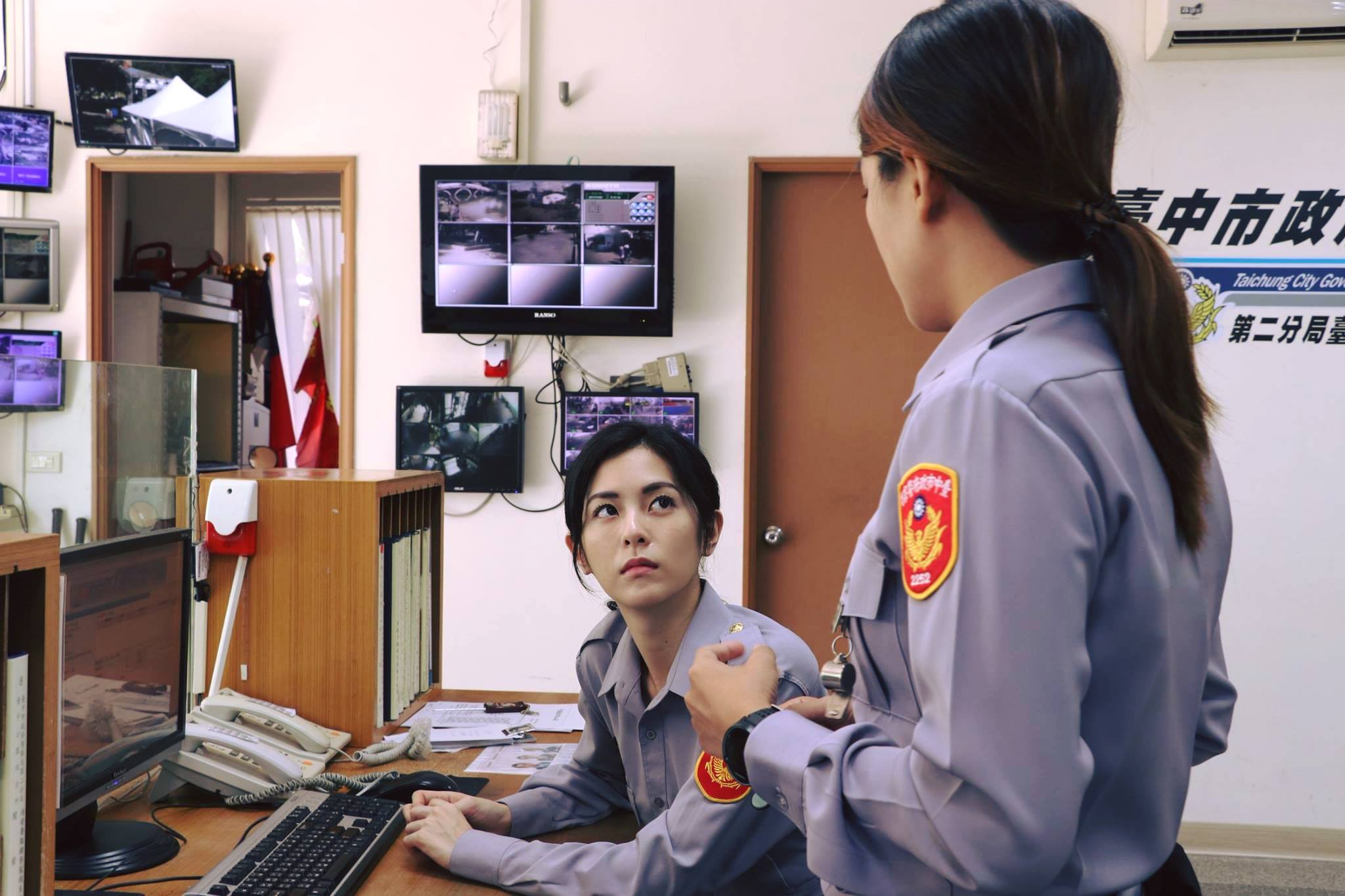 任容萱在新戲《驚夢49天》中飾演女警，到警局實習擔任一日女警。（原創娛樂）