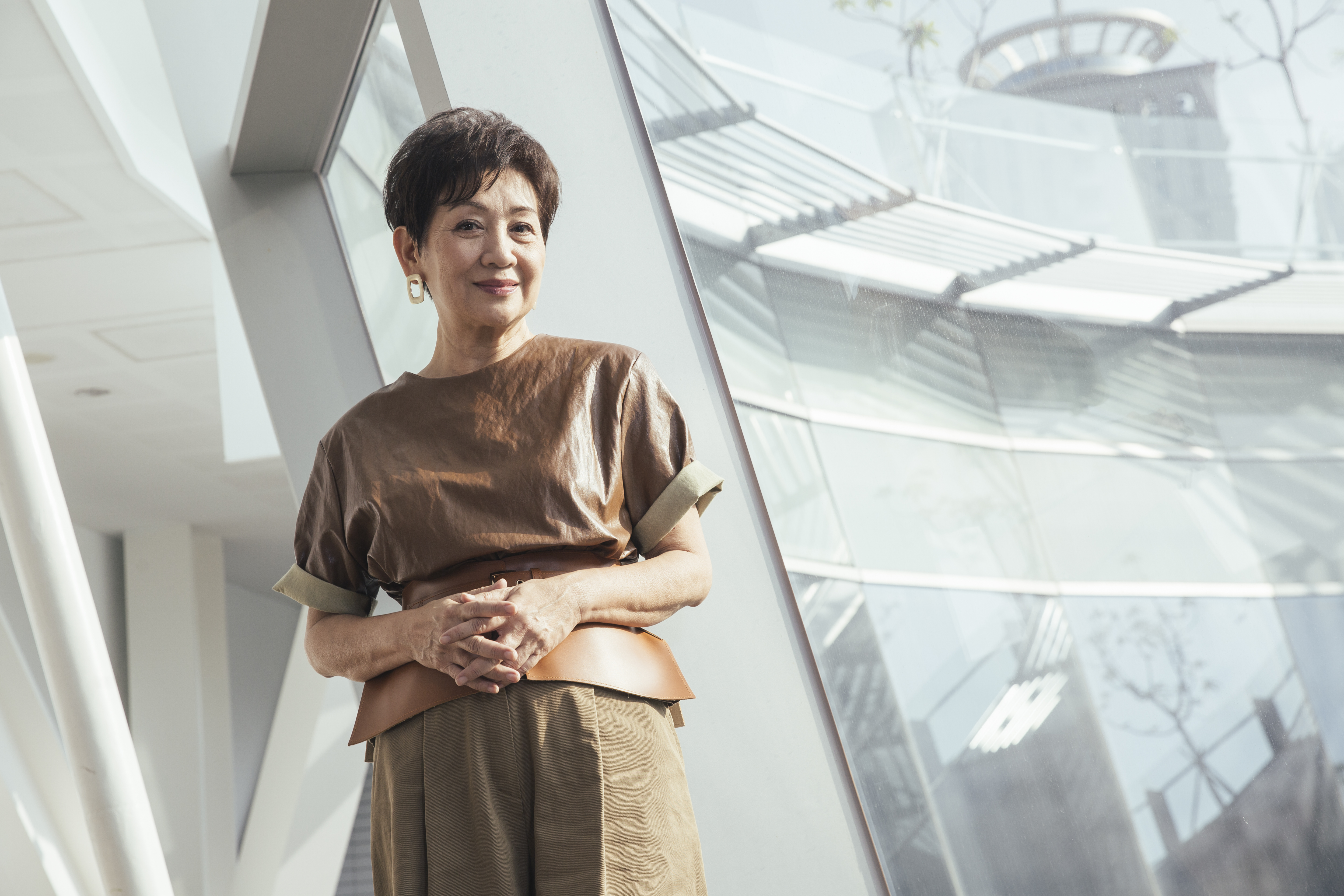 盛裝之下的鮑起靜，完全不同她扮演的那些貧苦大眾，唯一相似的，是她溫和慈藹的氣質。