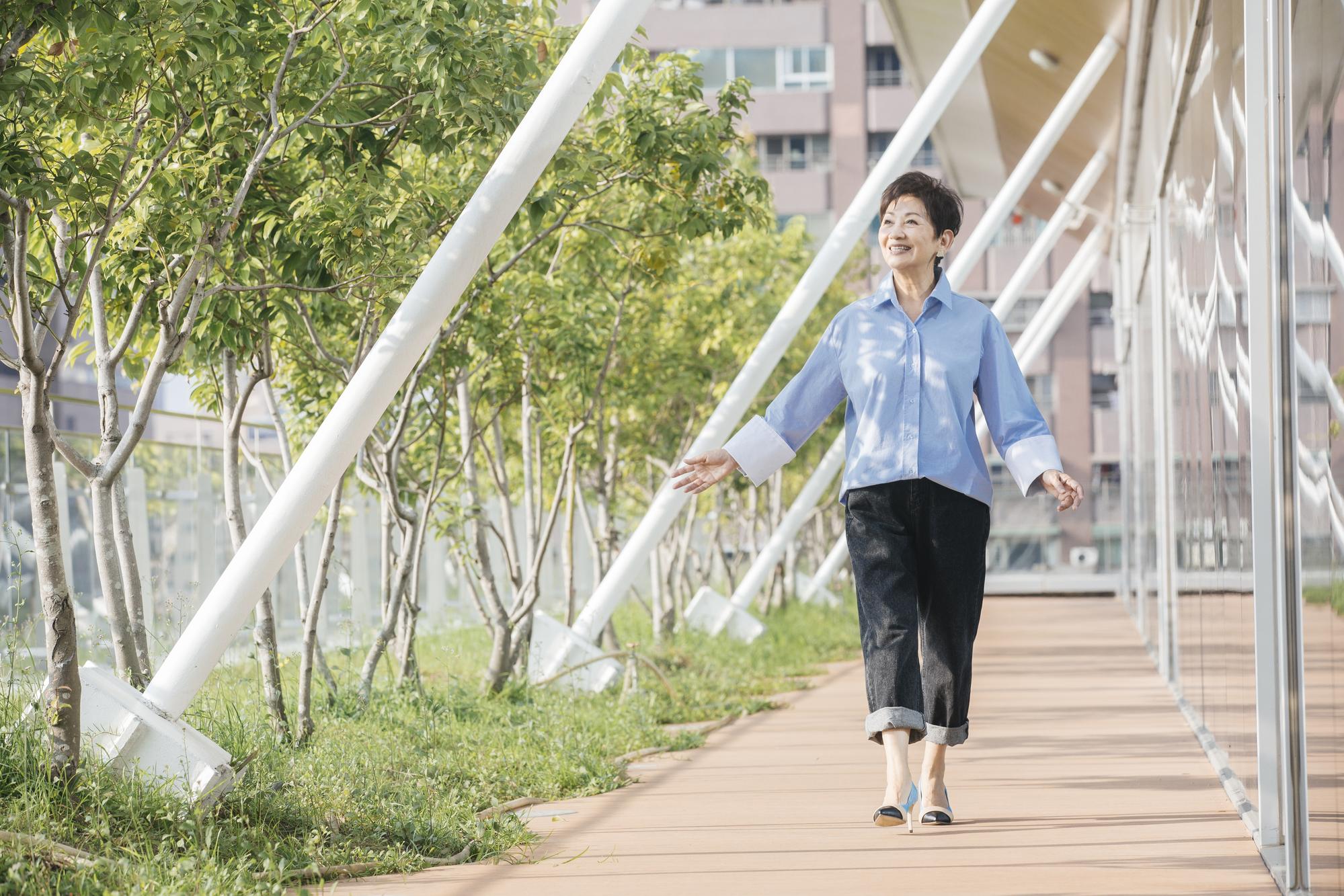 鮑起靜說，自己不會主動去要求熟識的導演為她安排角色，都是導演「給」 她機會演出。謙稱沒演戲天賦的她說自己開竅晚，靠電視劇磨出演技。