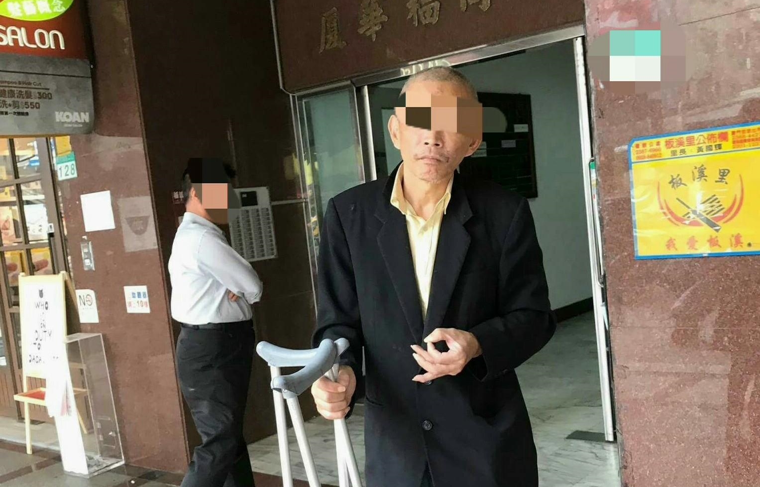 古亭捷運站外領有「身心障礙手冊」的49歲秦姓男子莫名攻擊一名攜子走在騎樓的母親。（警方提供）