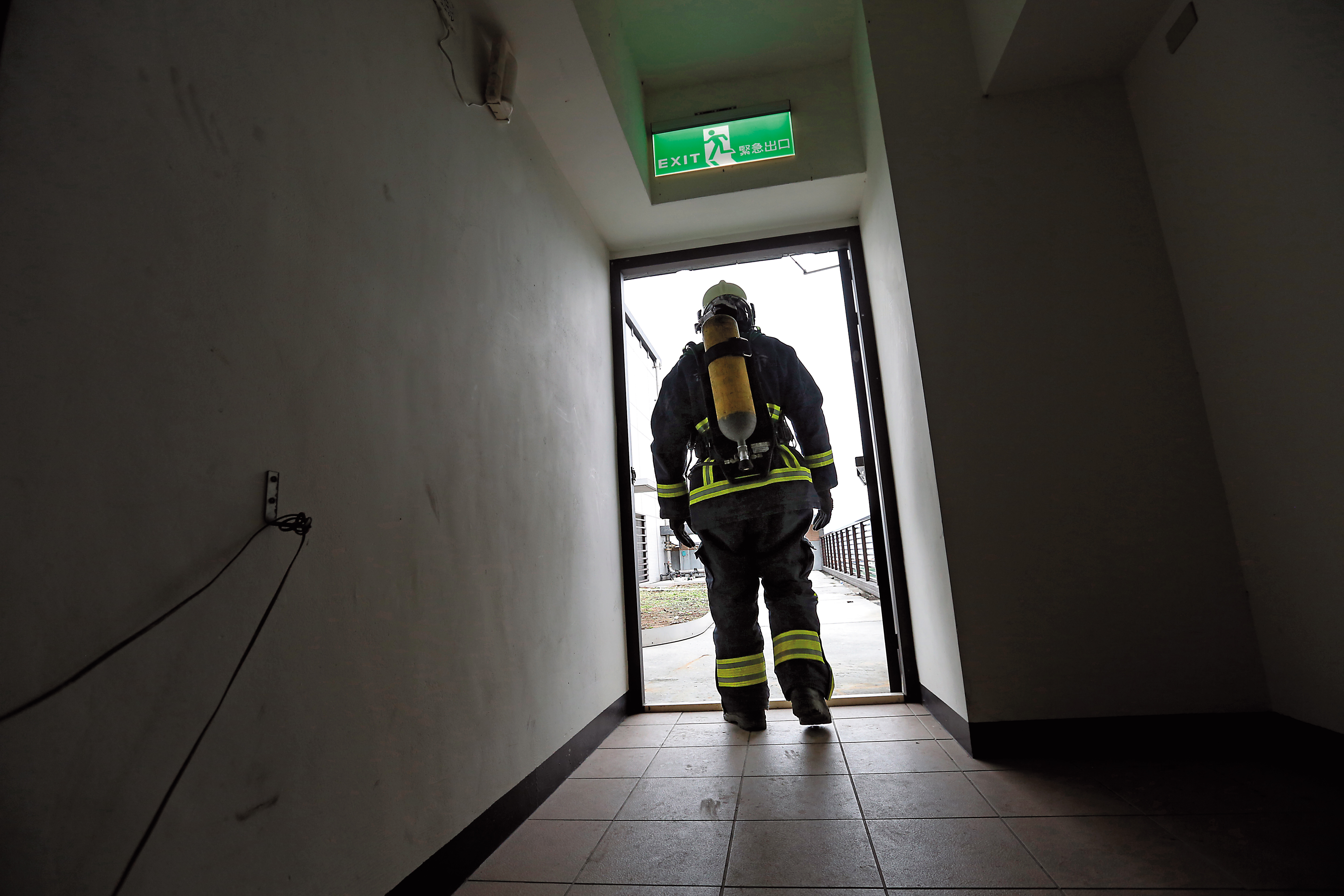 消防員的裝備重達40公斤，每次出勤更是以命拚搏。