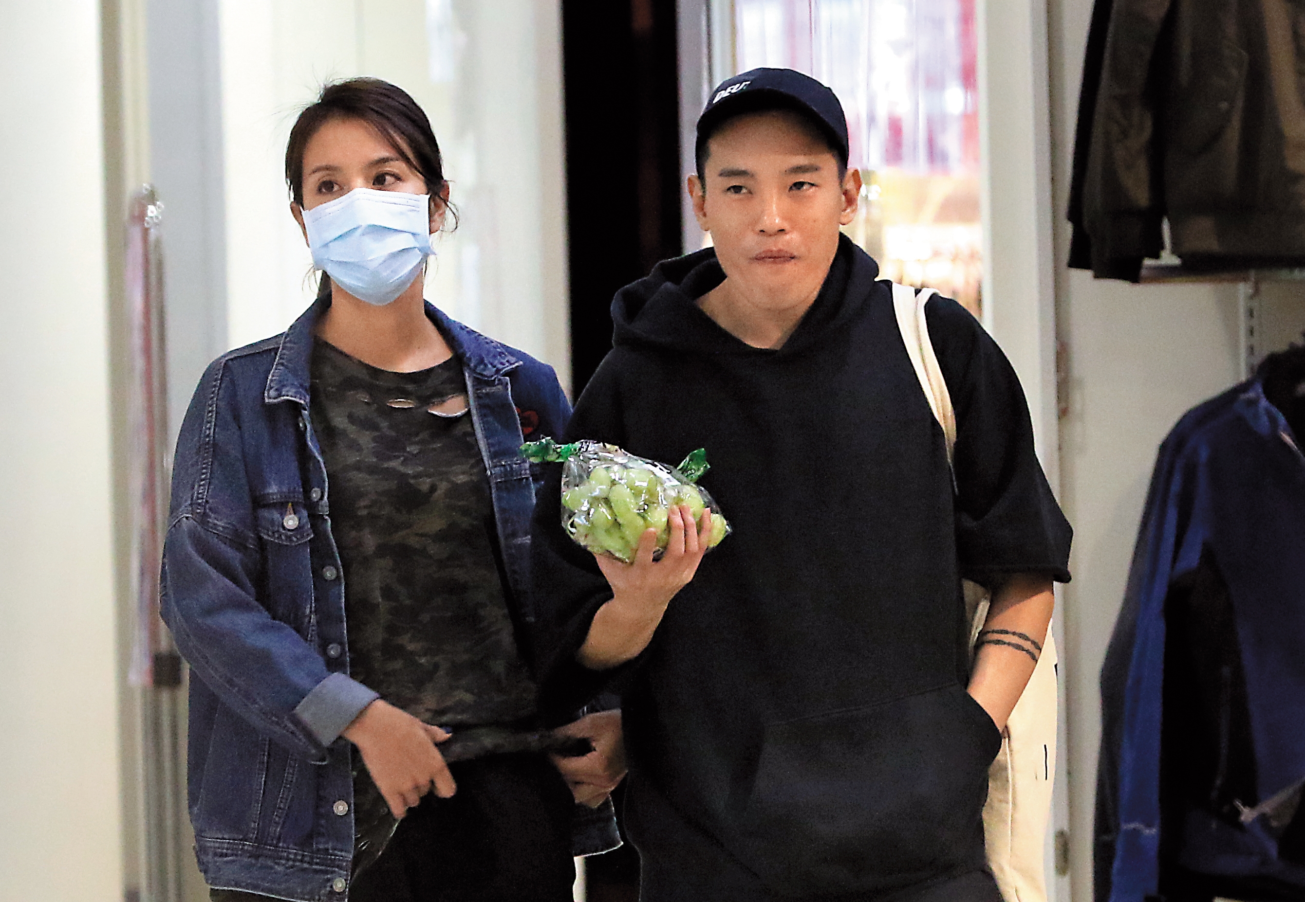 16:47 莎莎和男友只買了一串葡萄和洋芋片,補貨相當快速。