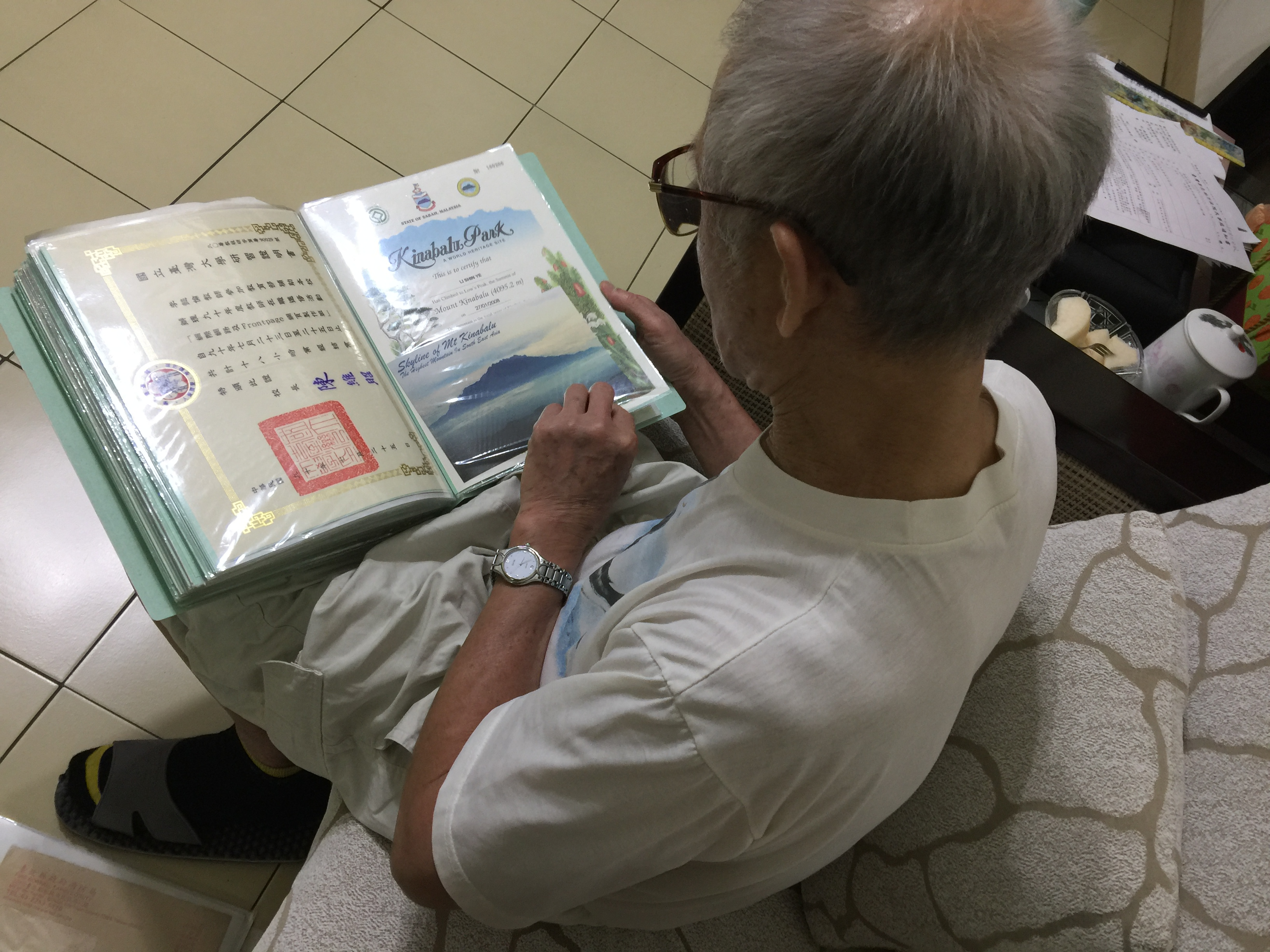 李上校看著女兒生前的資料，不禁悲從中來。