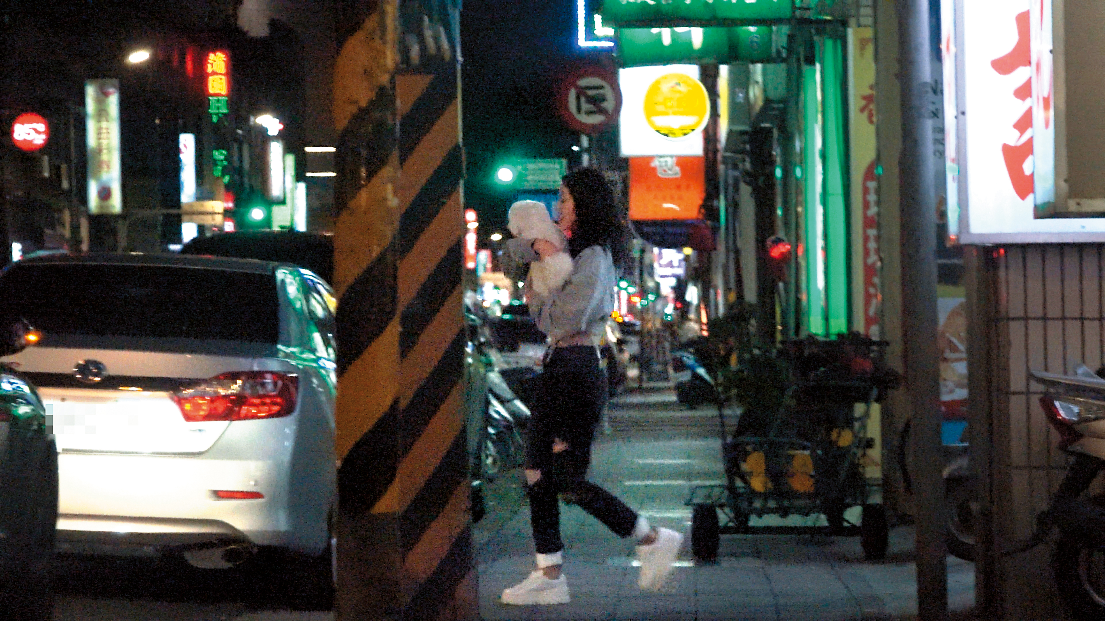 10/31 19：57 李毓芬暫時離開柯家之後，繼續自己的行程，而且為了躲避跟拍費盡心力。