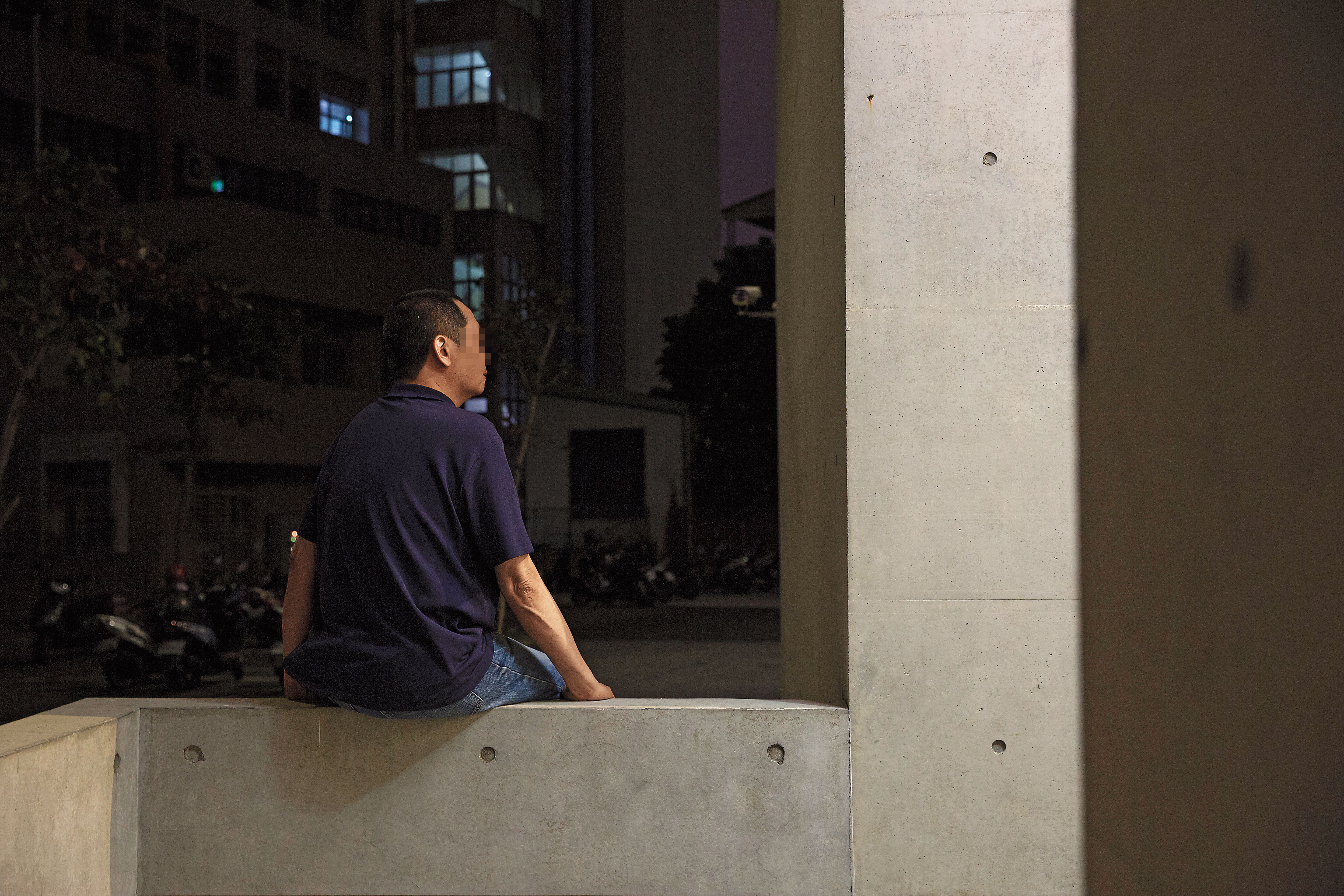 丁先生夥同毒友搶劫銀樓,面臨7年多的牢獄災,他擔心八旬老母親無人照料。