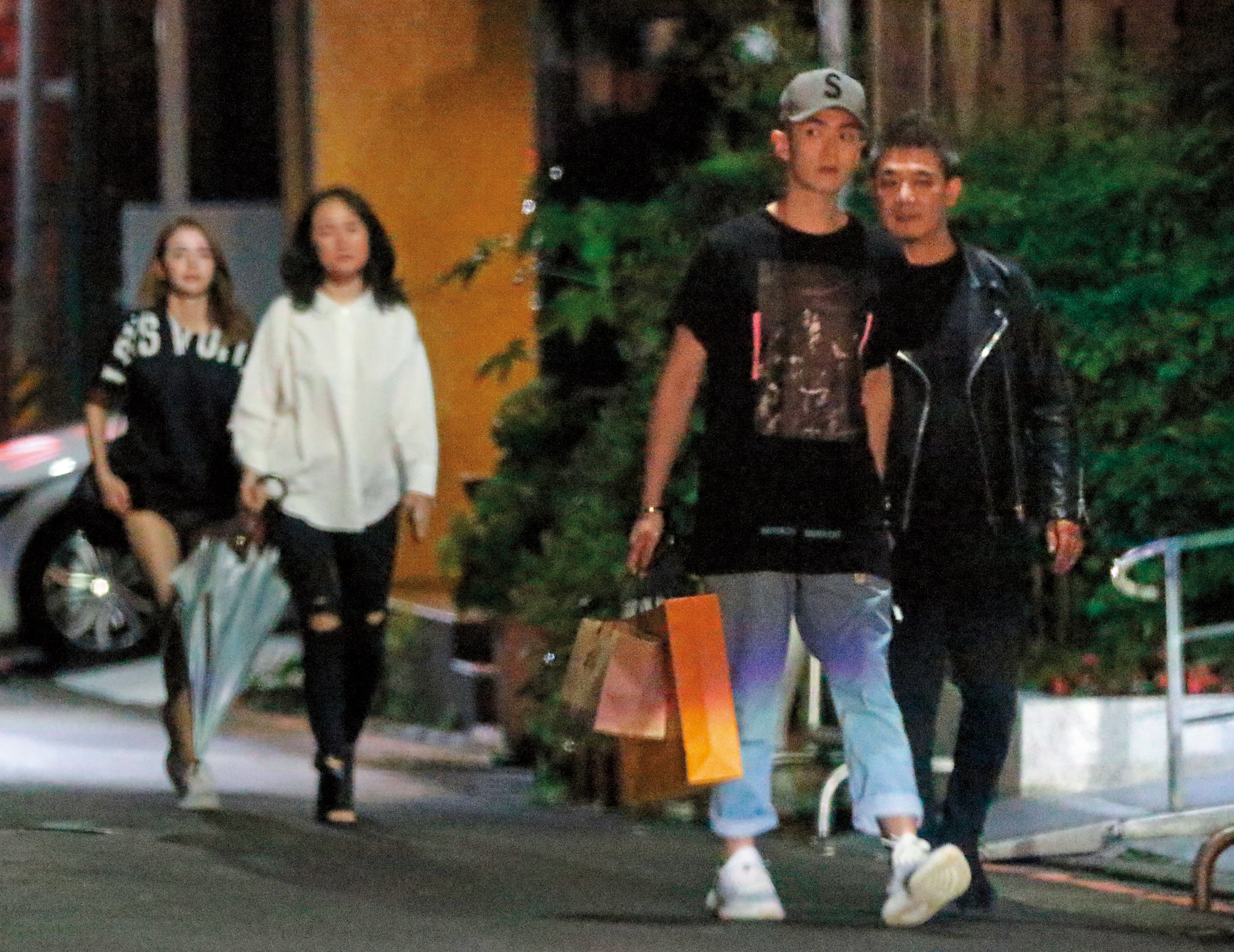 今年6月，本刊直擊柯震東（前起）、柯爸、柯媽跟李毓芬一起散步，剛參加完柯家家宴的李毓芬，頗有柯家準媳婦的姿態。