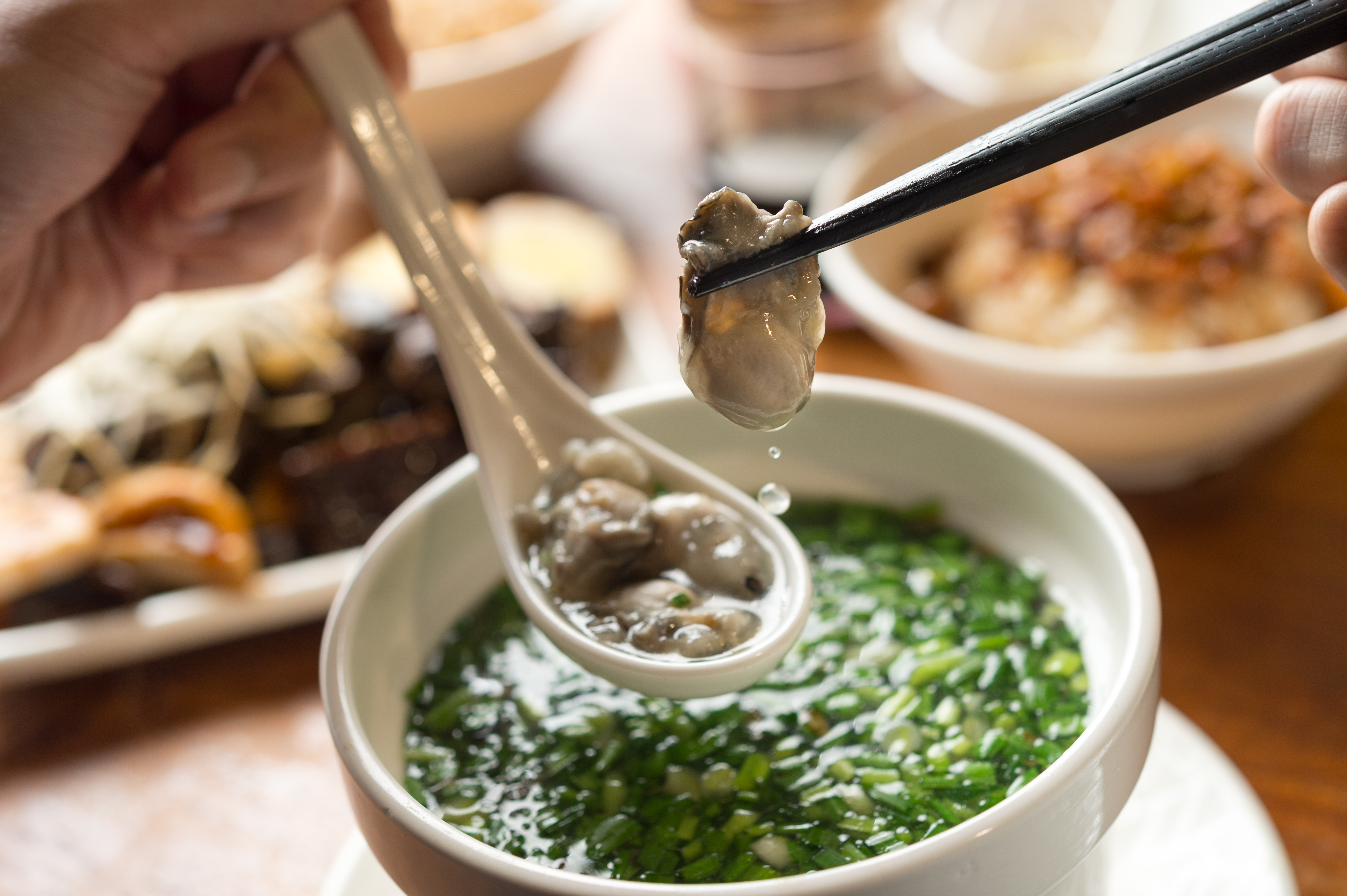 海中牛奶與起陽草夢幻共演，「韭菜鮮蚵湯」乘載著男性同胞的滿心期待。（90元／碗）