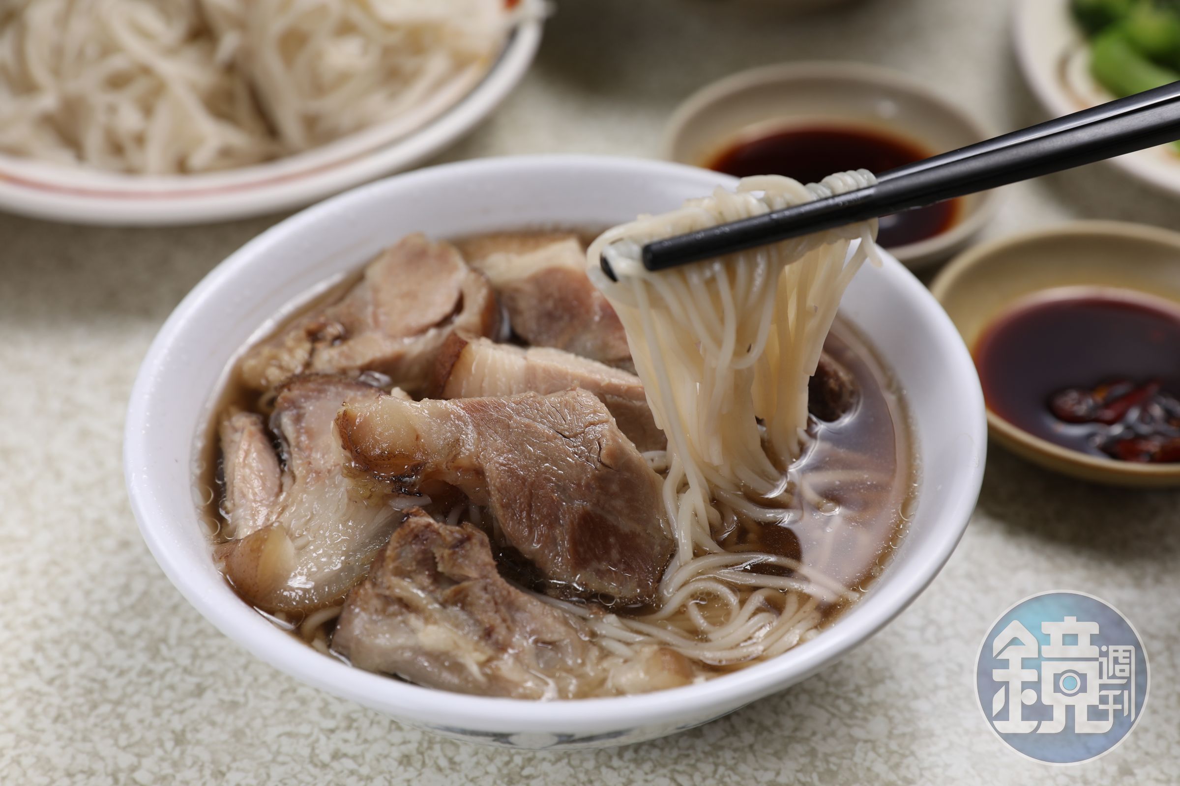 「豬腳麵線」很有飽足感，肉塊蘸著生辣椒醬油別有風味。（75元／碗）