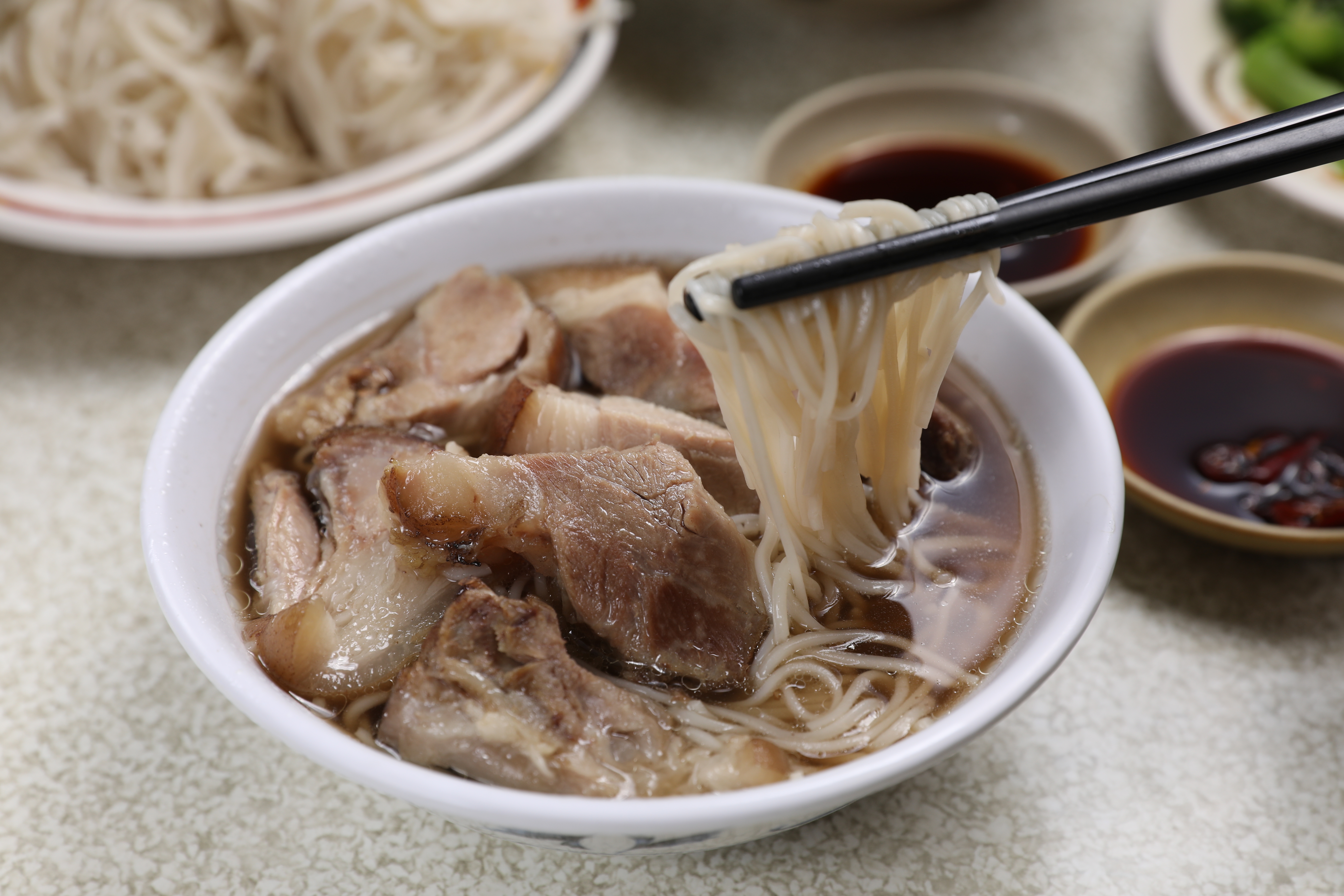 「豬腳麵線」很有飽足感，肉塊蘸著生辣椒醬油別有風味。（75元／碗）