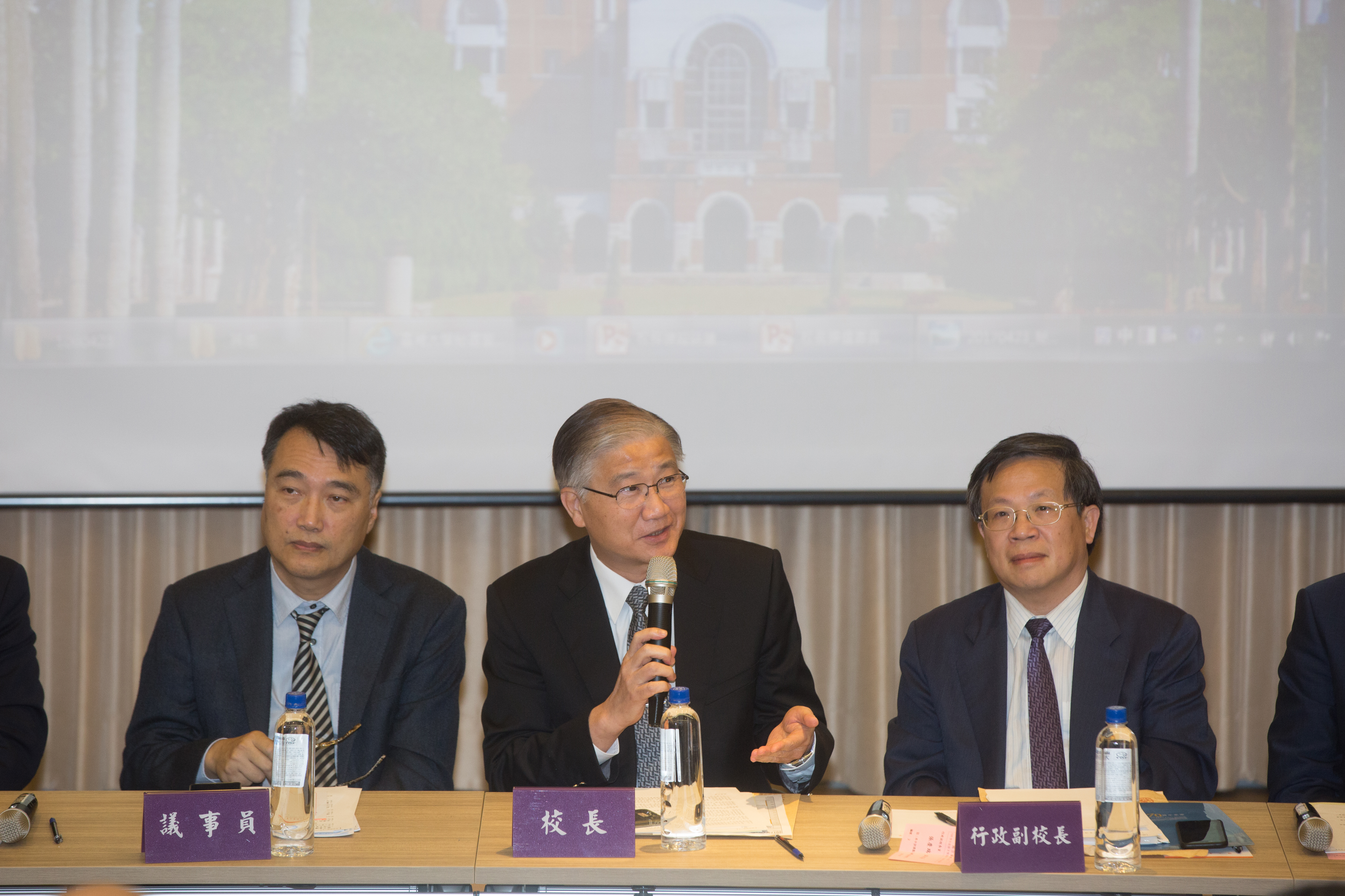 台大副校長張慶瑞（右一）是角逐台大校長的黑馬。