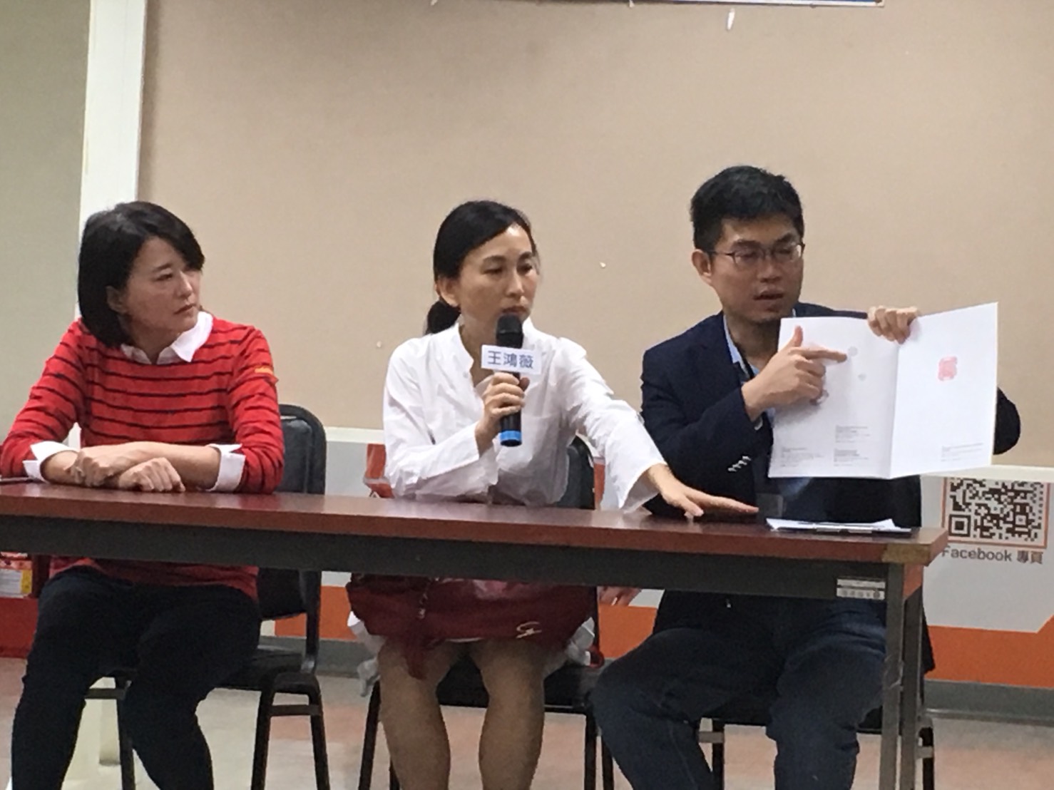 侏儸紀股份公司6件價值共2億的珠寶遭竊，董事長伍穗華（中）今向議員王鴻薇（左）陳情。（翻攝畫面）