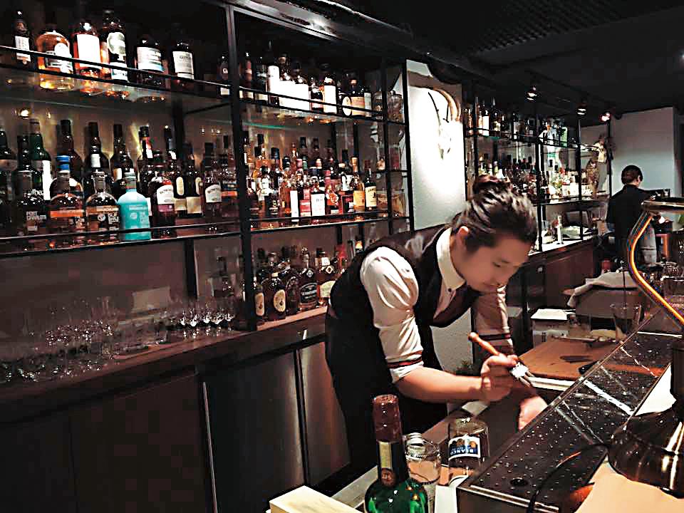 柯家開的酒吧「ASYLUM」(前身是餐廳Whiple House)頗具人氣,由柯兄柯家洋經營,但也是柯爸出資。(翻攝自Asylum粉絲專頁)