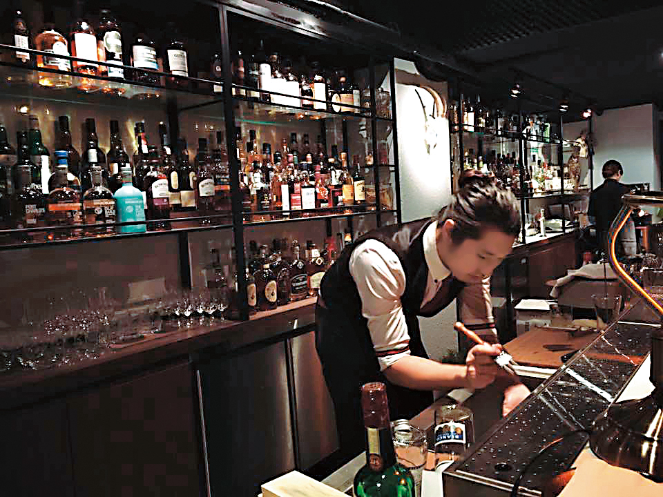 柯家開的酒吧「ASYLUM」(前身是餐廳Whiple House)頗具人氣,由柯兄柯家洋經營,但也是柯爸出資。(翻攝自Asylum粉絲專頁)