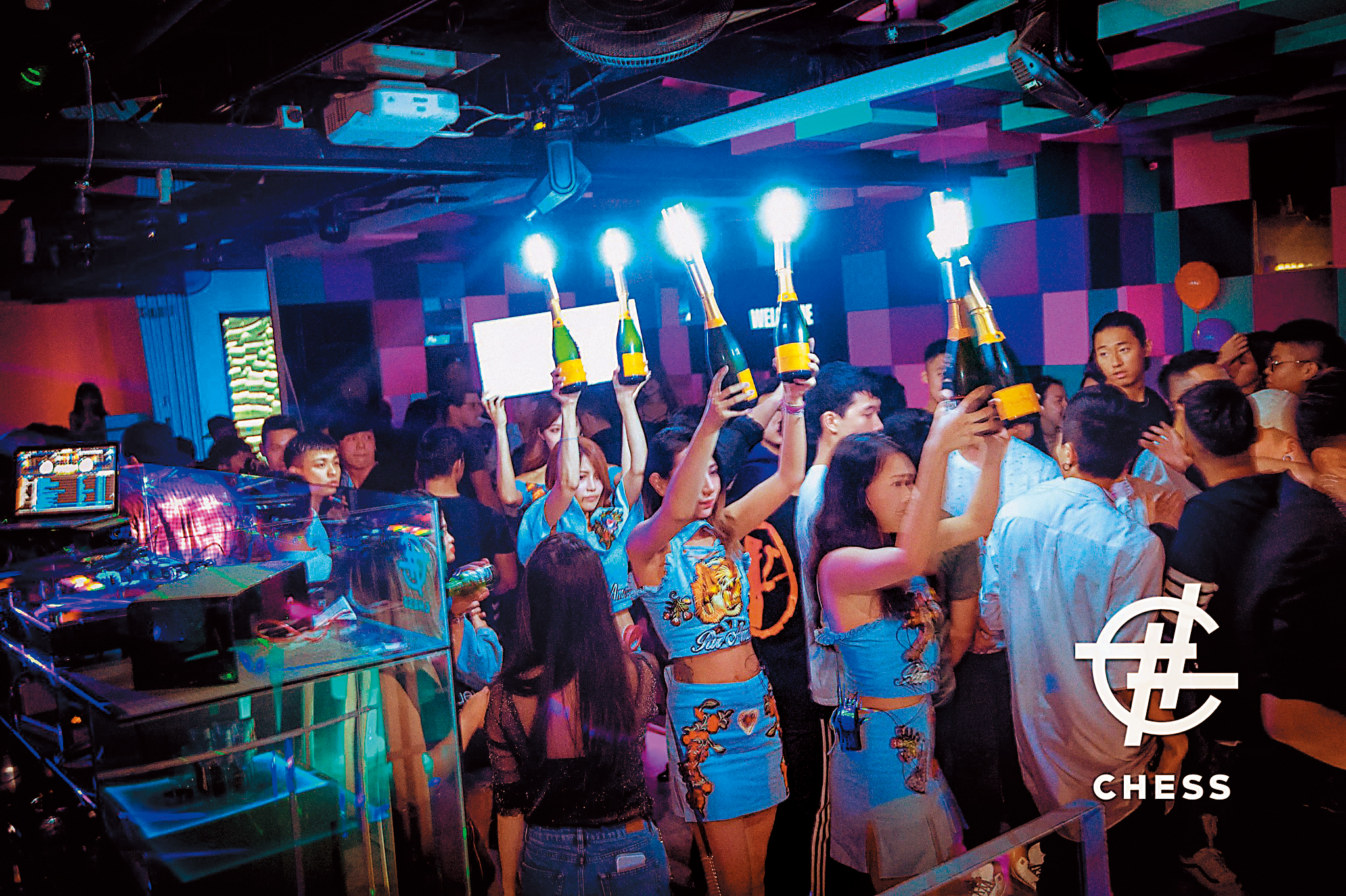 該間夜店只要有人開「香檳王」就會有香檳女孩大陣仗出來送酒,成為噱頭之一。(翻攝自夜店臉書)