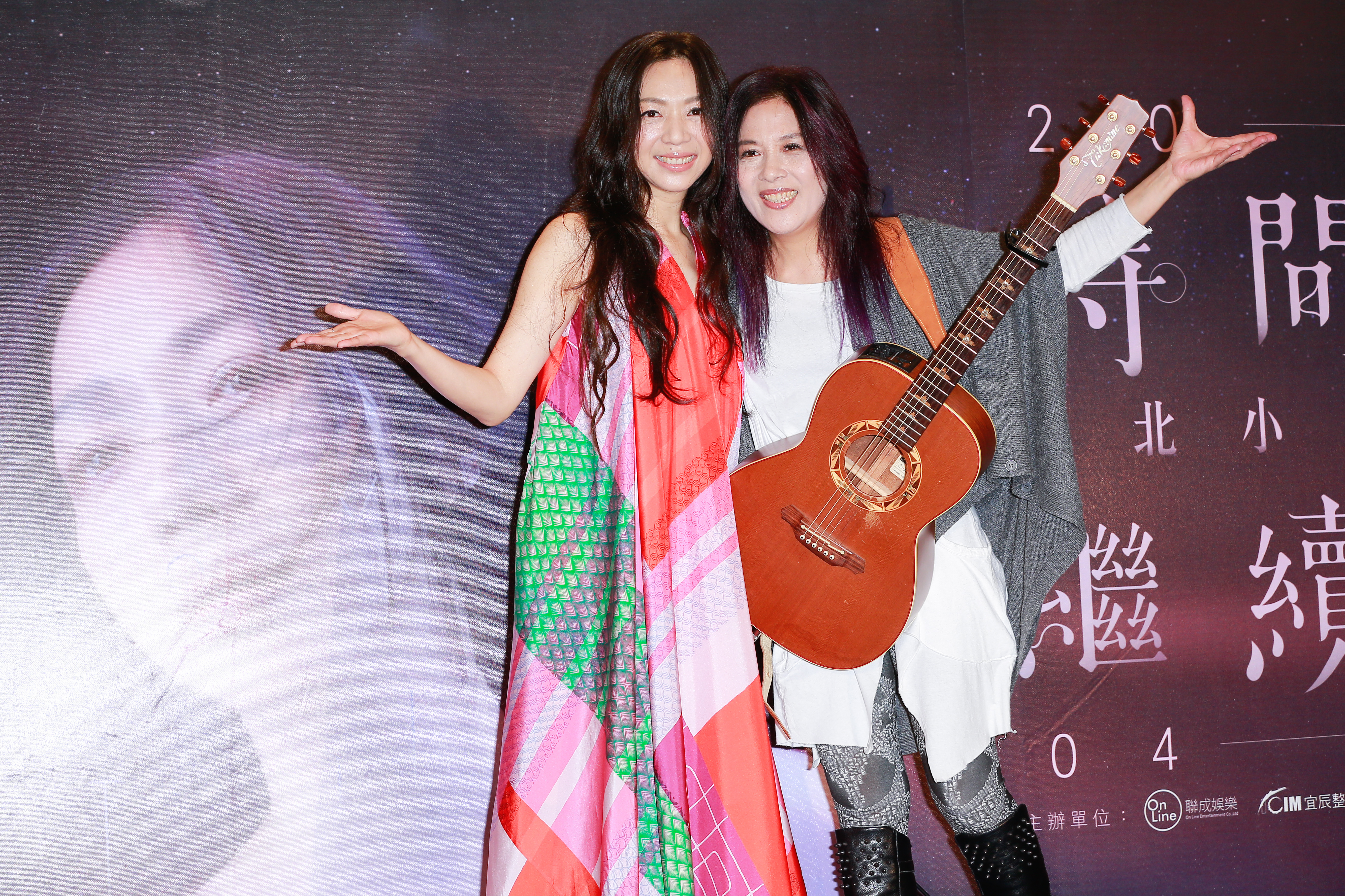 萬芳（左）明年4月首度站上台北小巨蛋開唱，7日記者會找來老友曾淑勤（右）一同演唱出道作品〈時間仍然繼續在走〉。
