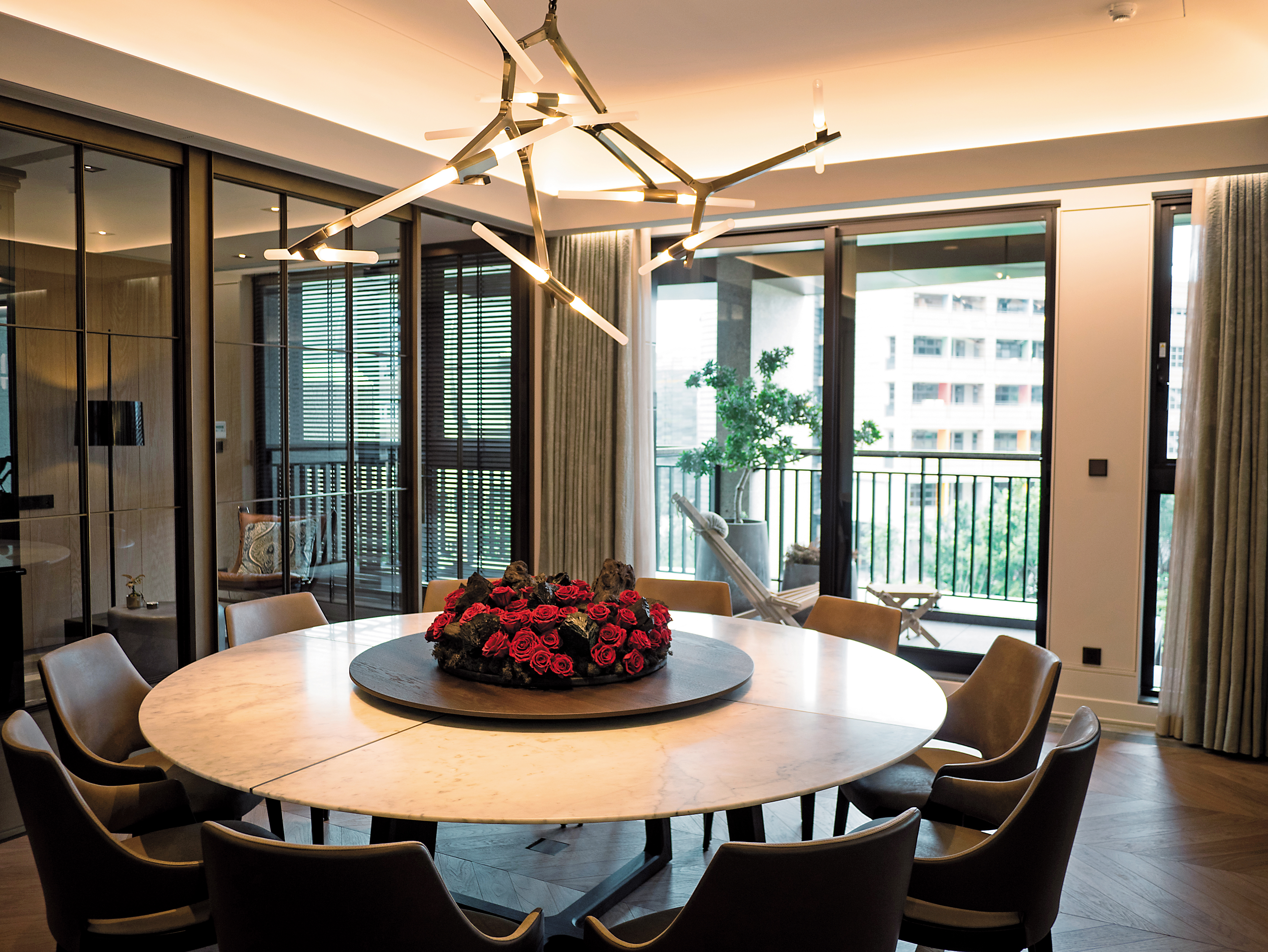 飯廳有容納10人的中式餐桌，平日喜歡下廚的蔡依林也可以在這宴請親朋好友。