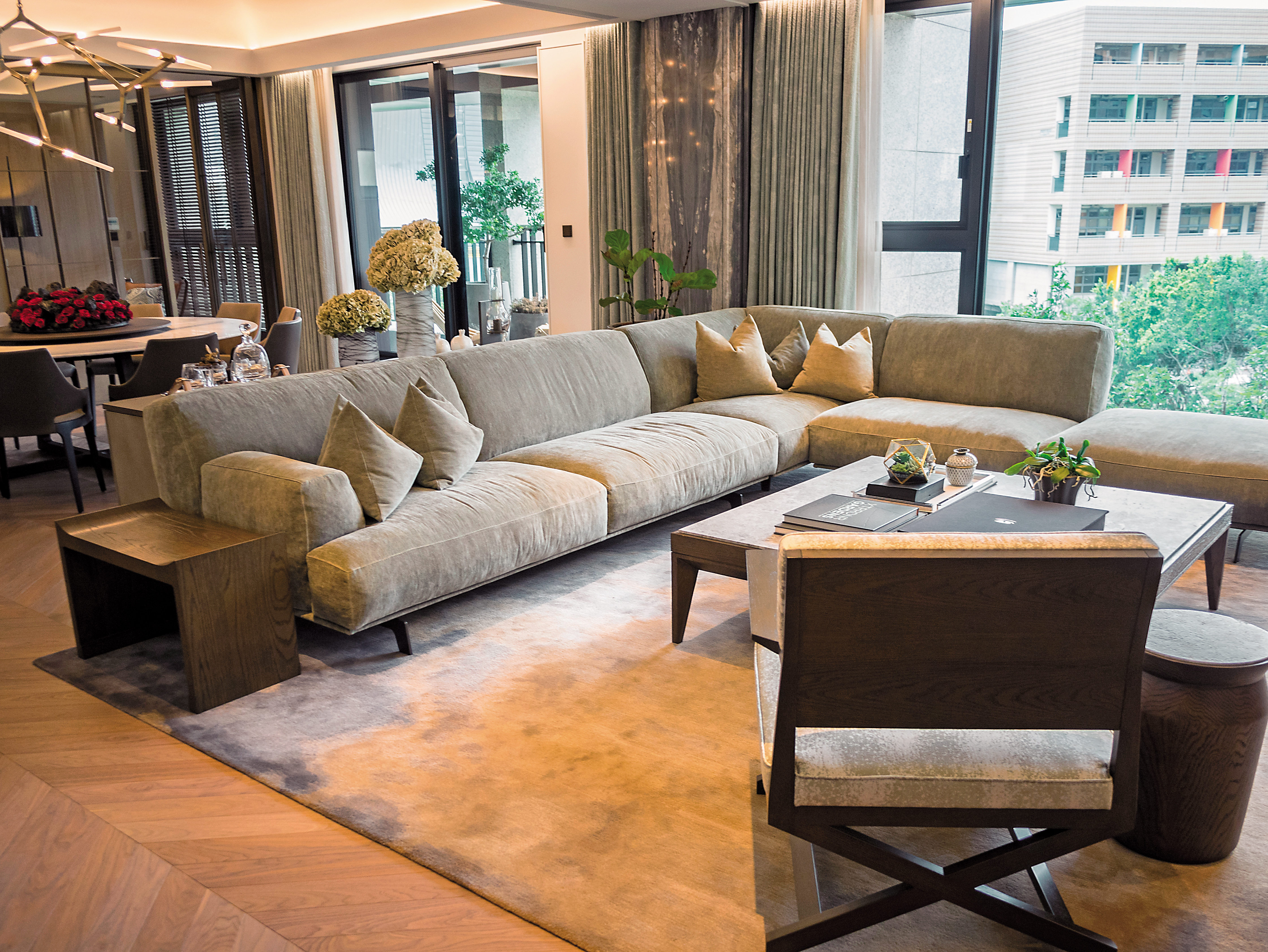 傳蔡依林看中位於台北市大安區的「敦南寓邸」，該住宅133坪的樣品屋內規劃了4房4衛，地方寬闊可放大型沙發。