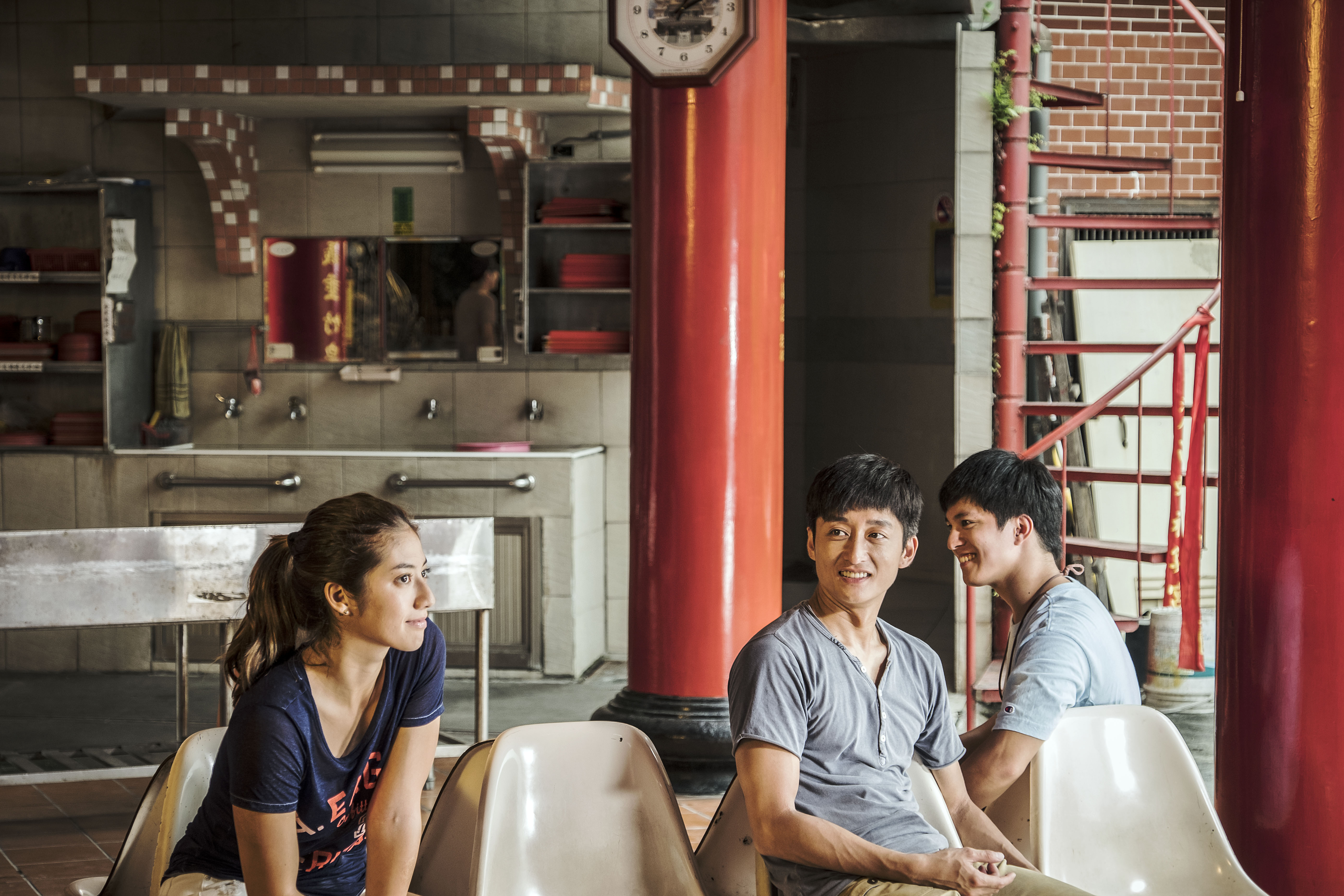 《強尼．凱克》以一隻鸚鵡將黃遠、柯宇綸及瑞瑪席丹聯結在一起，三人的交織出人與人之間的複雜命運。（鏡象電影提供）