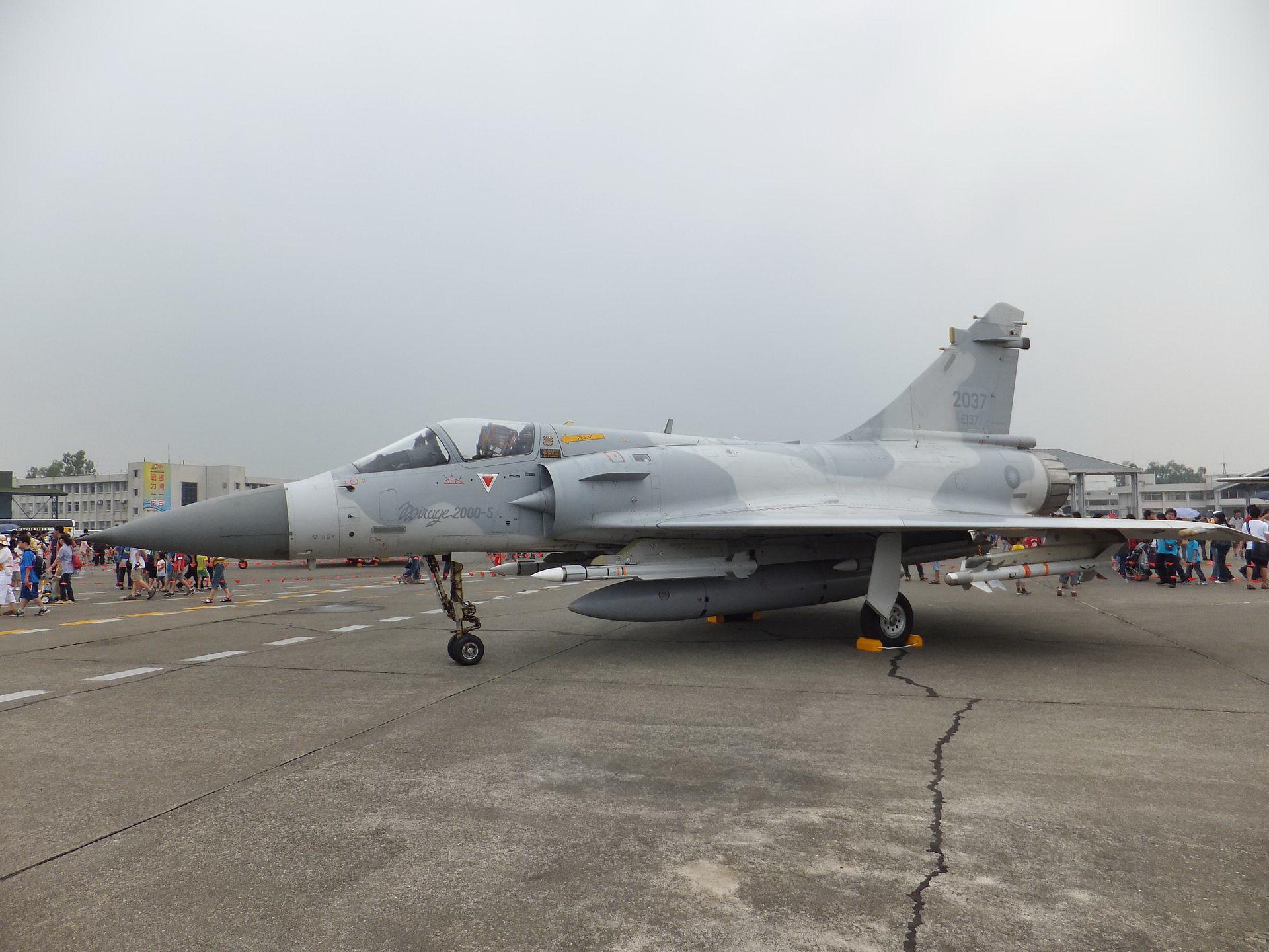 機號2040號的幻象2000戰機單座機於執行夜航任務時驚傳墜海,海巡和空軍正動員搜救飛官何子雨。(翻攝畫面)