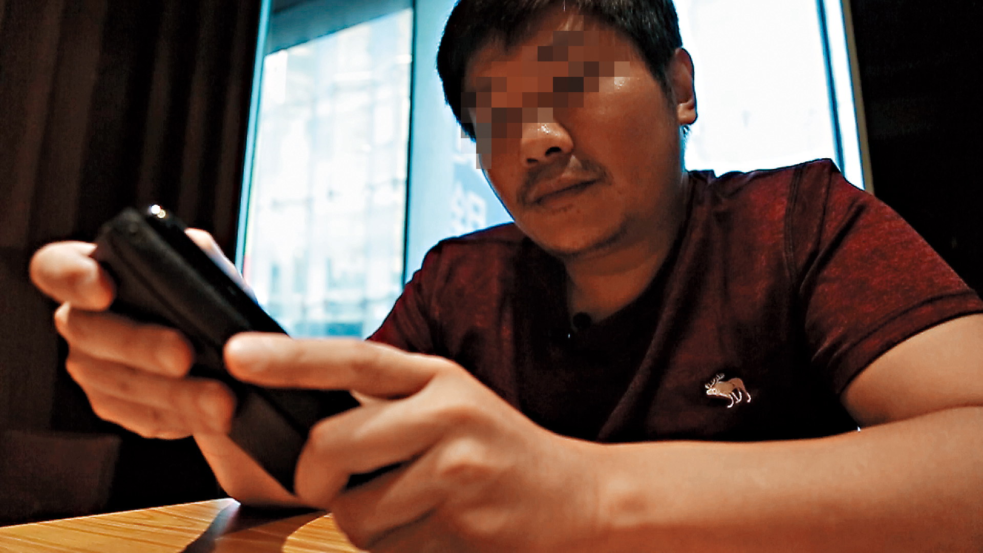 網拍賣家江先生被網路惡霸糾纏2年半，身心俱疲。