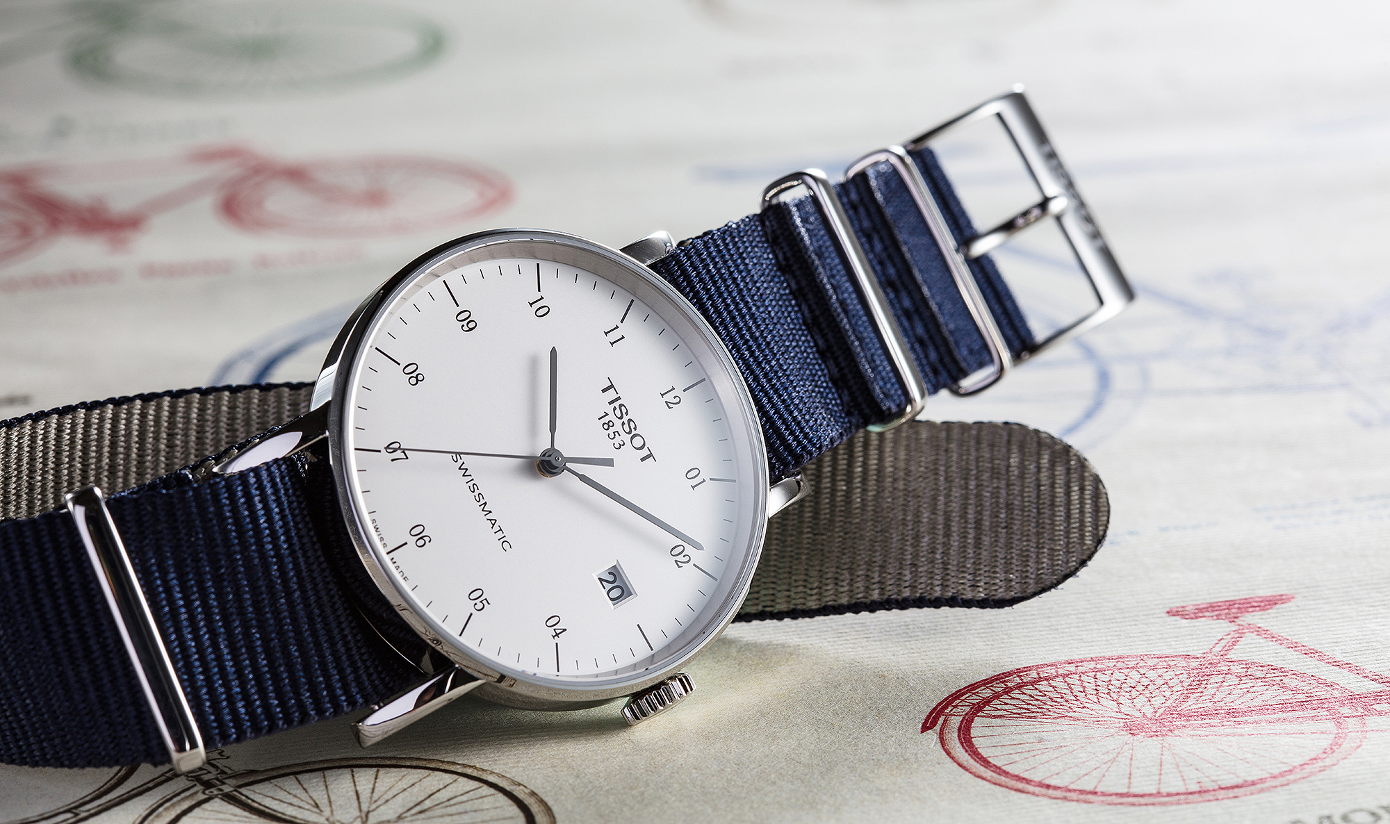 天梭的Everytime系列強調簡潔俐落的設計。今年品牌使用全新的Swissmatic自動上鍊機芯，這枚機芯原本於SWATCH Sistem51腕錶上使用，後來在移植到天梭後，成為目前天梭最便宜的機械錶款式。另一方面，NATO錶帶的樣式也是當前時下潮流。定價NT$13,400。