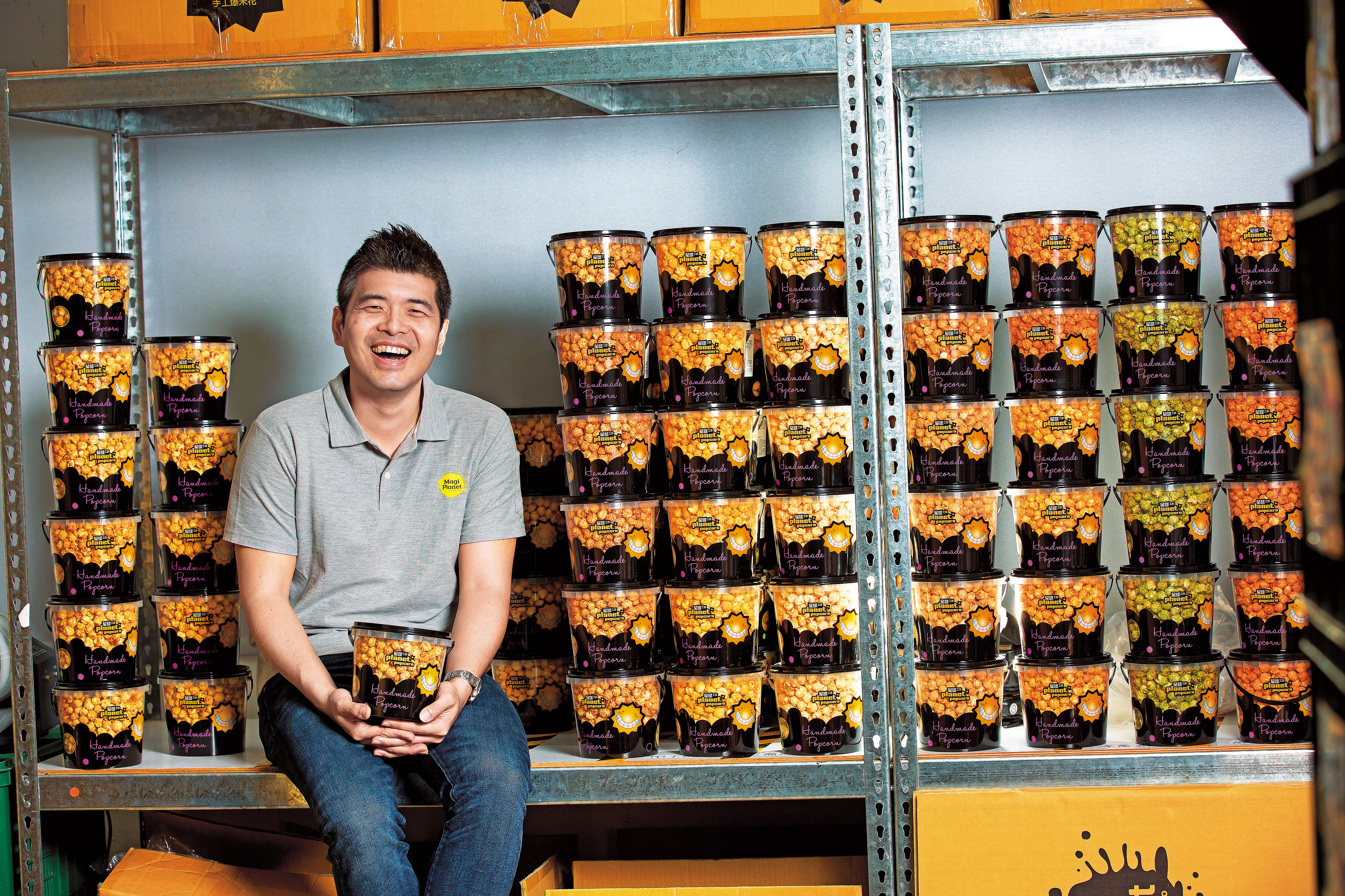 李佳祐7年前辭去百萬年薪工程師職務，借工寮創業研發爆米花，闖出2.3億元年營業額。