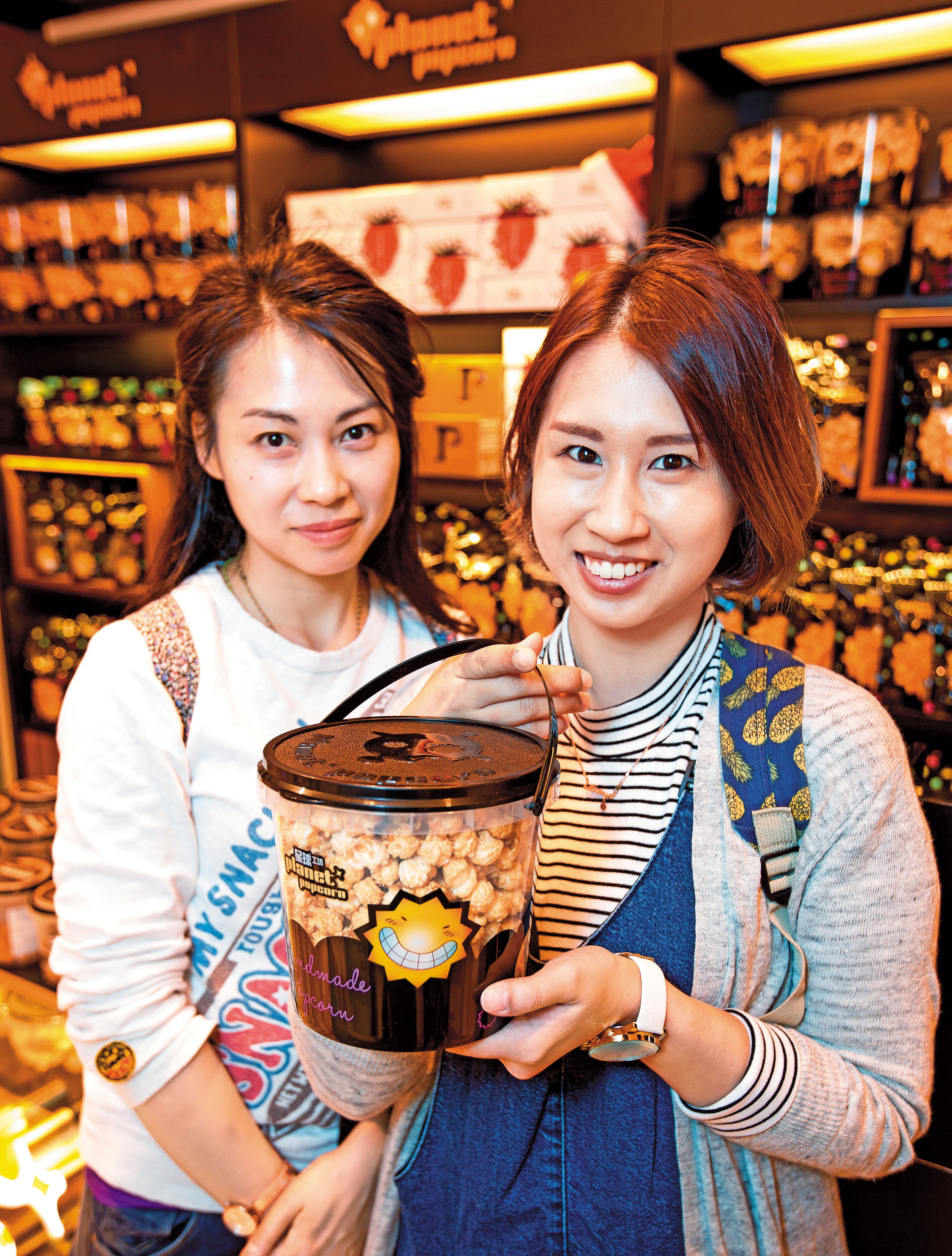 香港自由行旅客杜小姐(右)專程來購買爆米花當伴手禮。